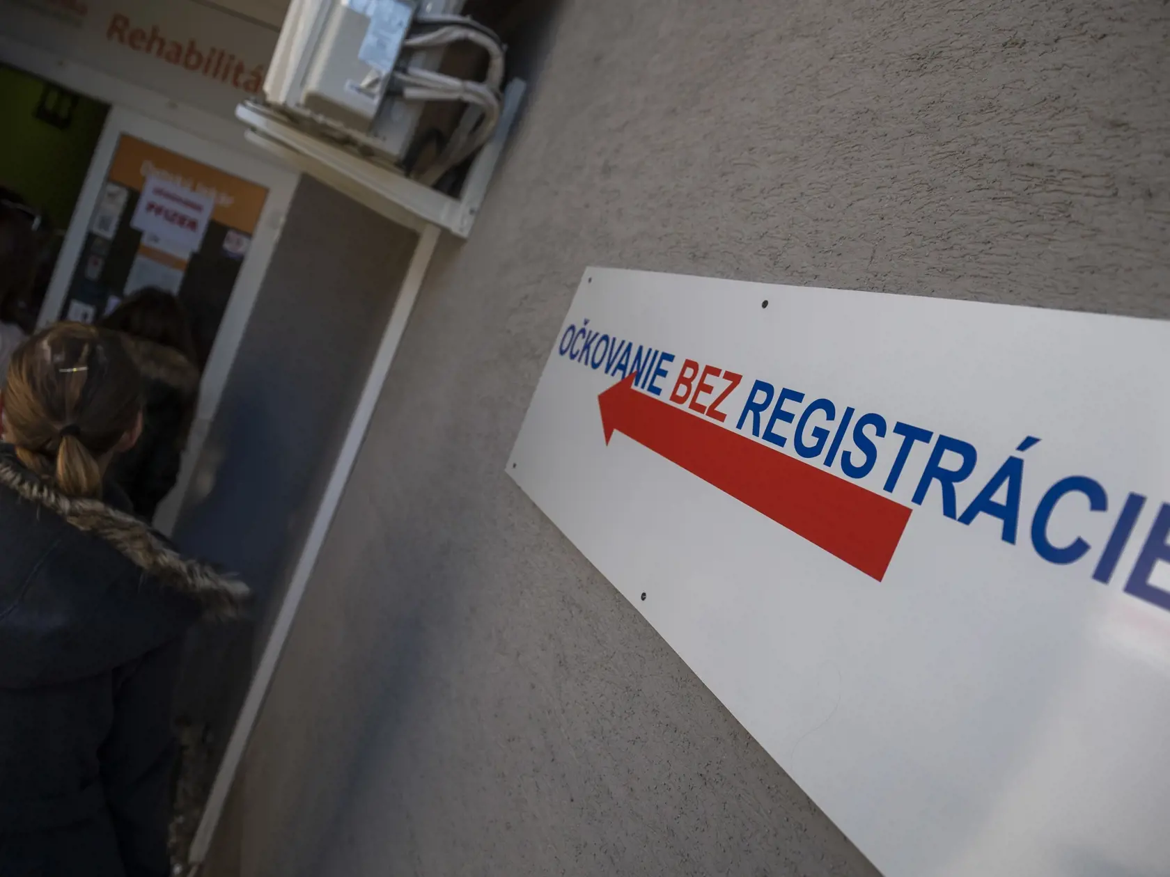 Na snímke ľudia čakajú na očkovanie proti ochoreniu Covid-19 vo vakcinačnom centre pred Poliklinikou Mlynská dolina v Bratislave 31. decembra 2021. FOTO TASR - Jaroslav Novák