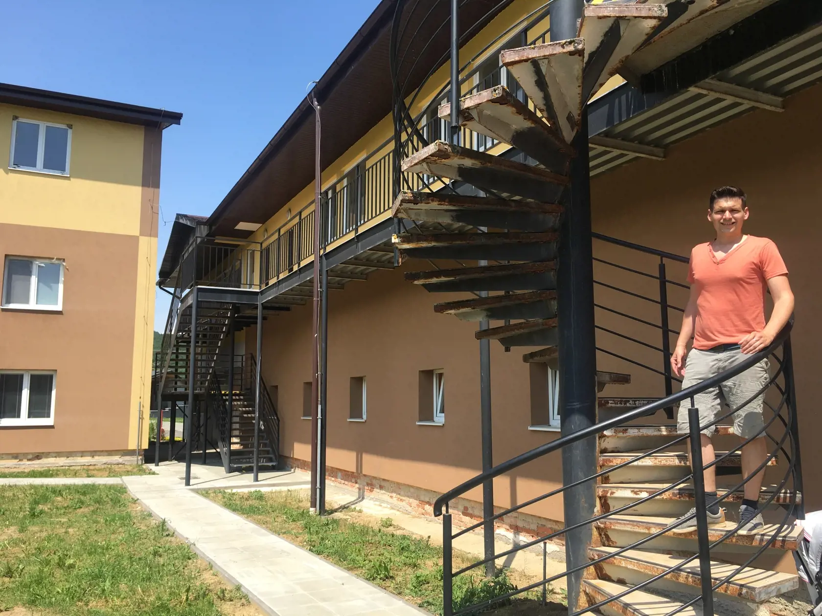 Lukáš (29) musel s rodinou niekoľko rokov čakať, kým sa mohli do obecných nájomných bytov, pre problémy s kolaudáciou, nasťahovať.