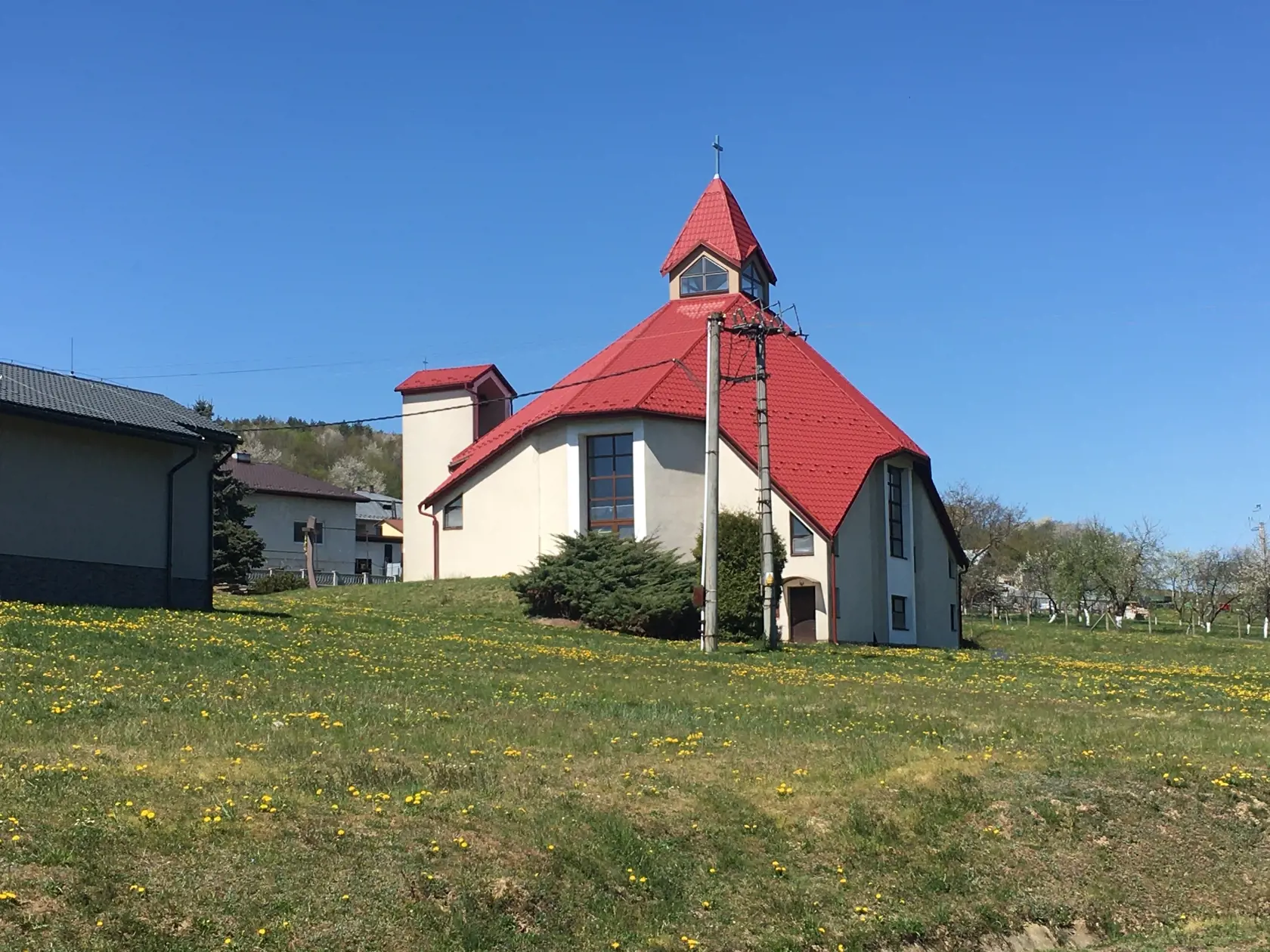 Obec Nová Kelča leží pri rekreačnej oblasti Domaša, dominuje jej kostol.