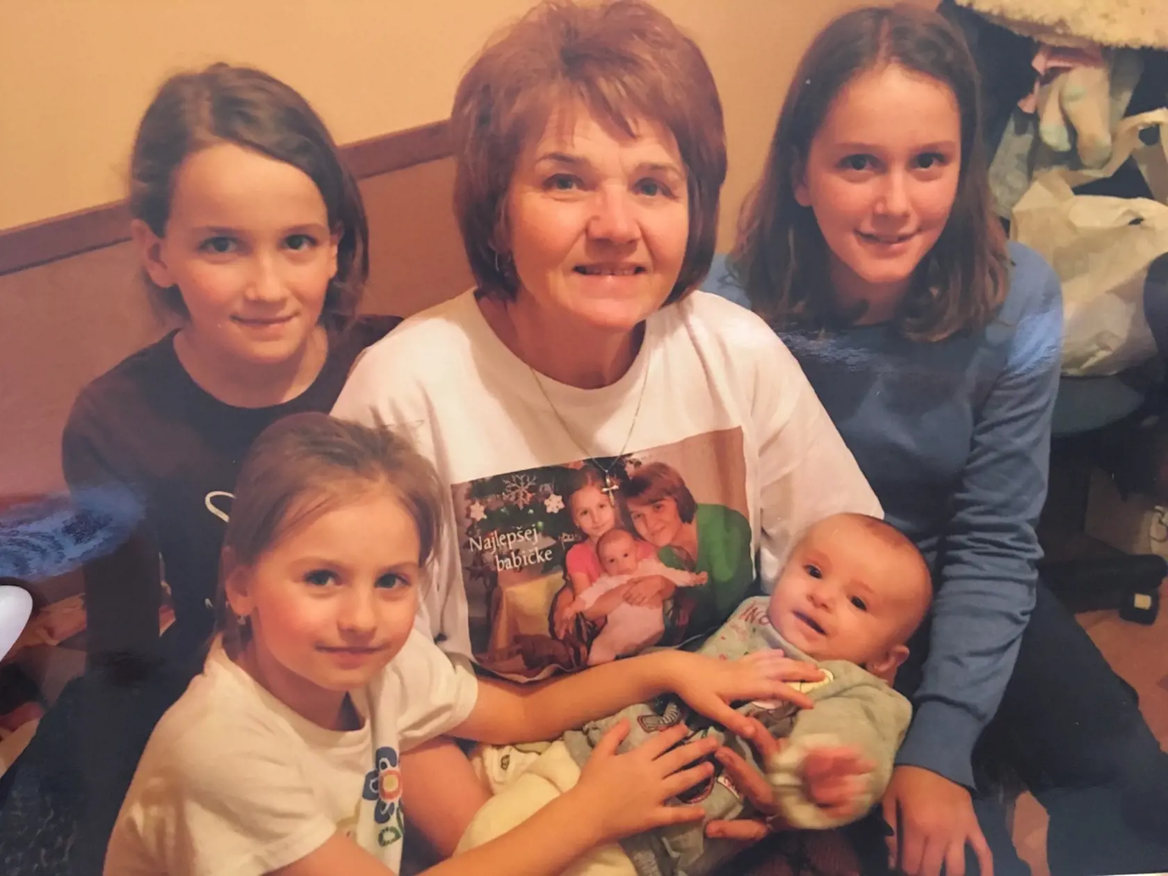 Mária s vnúčatami, robia jej život krajšími. Tie staršie sú dcéry jej bývalého zaťa, volajú ju babka a ona ich miluje ako svoje vlastné.