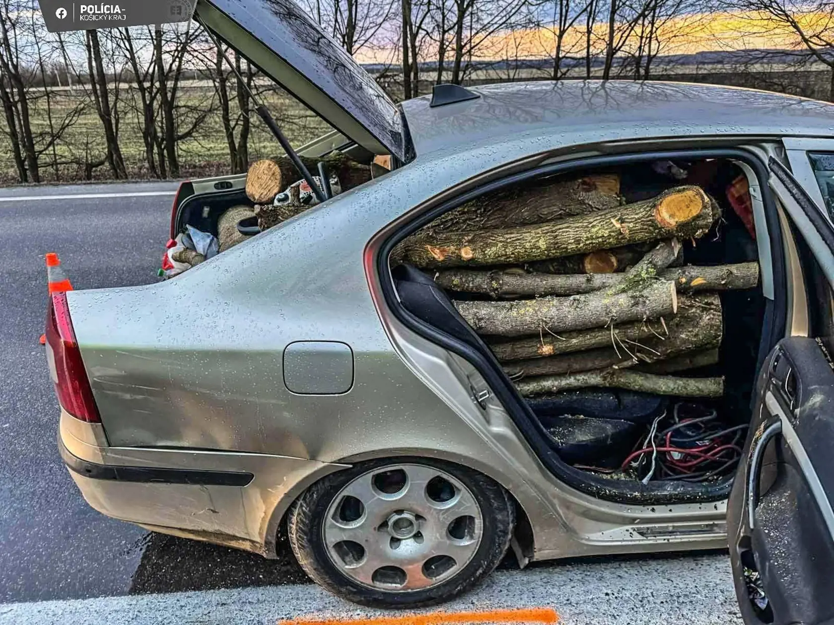Takto mal "vodič drevorubač" naložené osobné auto.