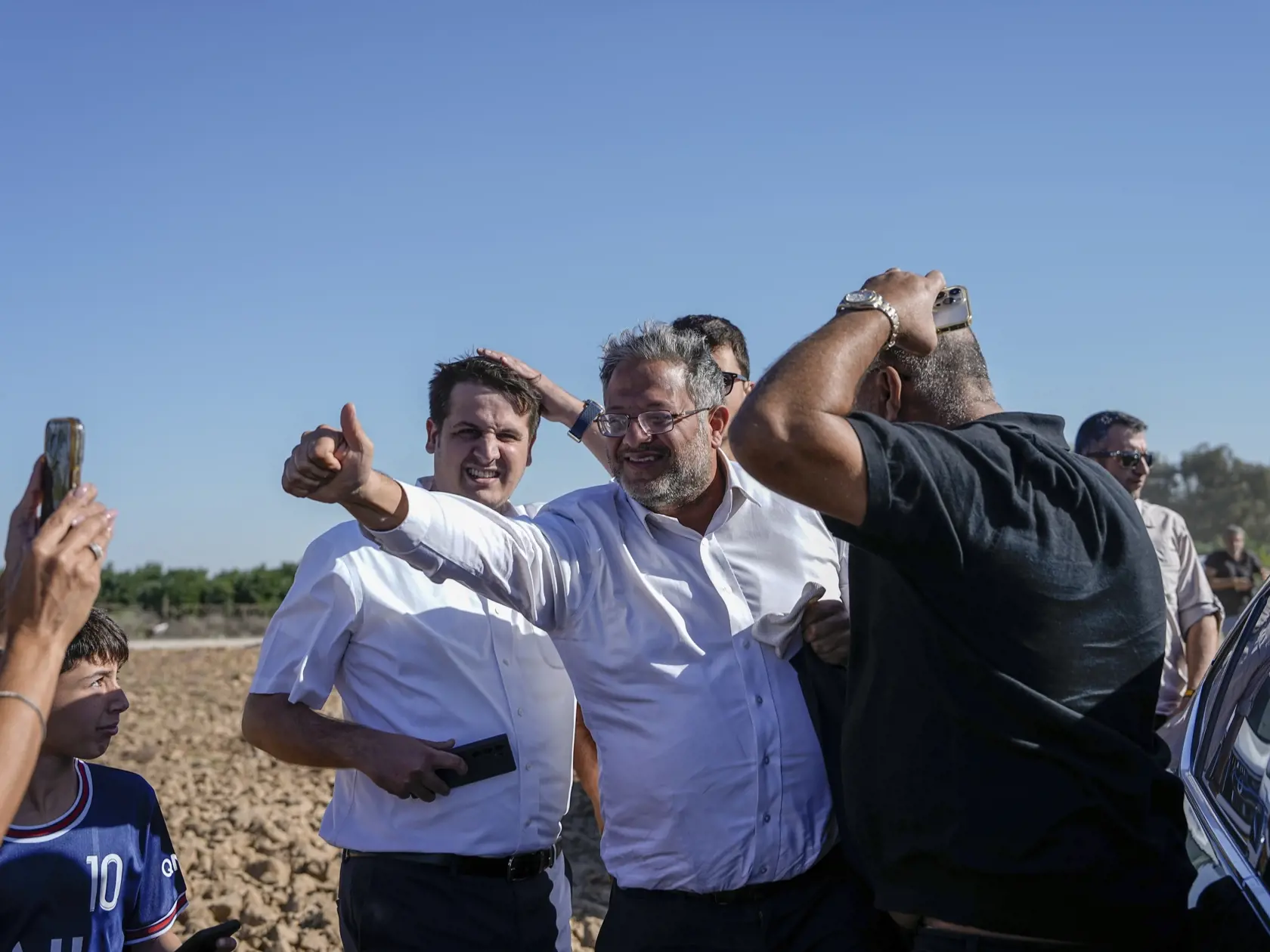 JB 16 Gaza - Izraelský krajne pravicový minister pre národnú bezpečnosť Itamar Ben-Gvir (uprostred) reaguje počas jeho príchodu na konferenciu vyzývajúcej na židovské osídľovanie pásma Gazy na hranici Izraela s pásmom Gazy, na juhu Izraela 21. októbra 2024. Izraelská armáda bojuje s palestínskymi  militantmi hnutia Hamas v pásme Gazy po útokoch Hamasu na Izrael 7. októbra. FOTO TASR/AP

Israel's far-right National Security Minister Itamar Ben-Gvir, center, arrives for a conference calling for Jewish resettlement of the Gaza Strip, near the Israeli-Gaza border, southern Israel, Monday, Oct. 21, 2024. (AP Photo/Tsafrir Abayov)