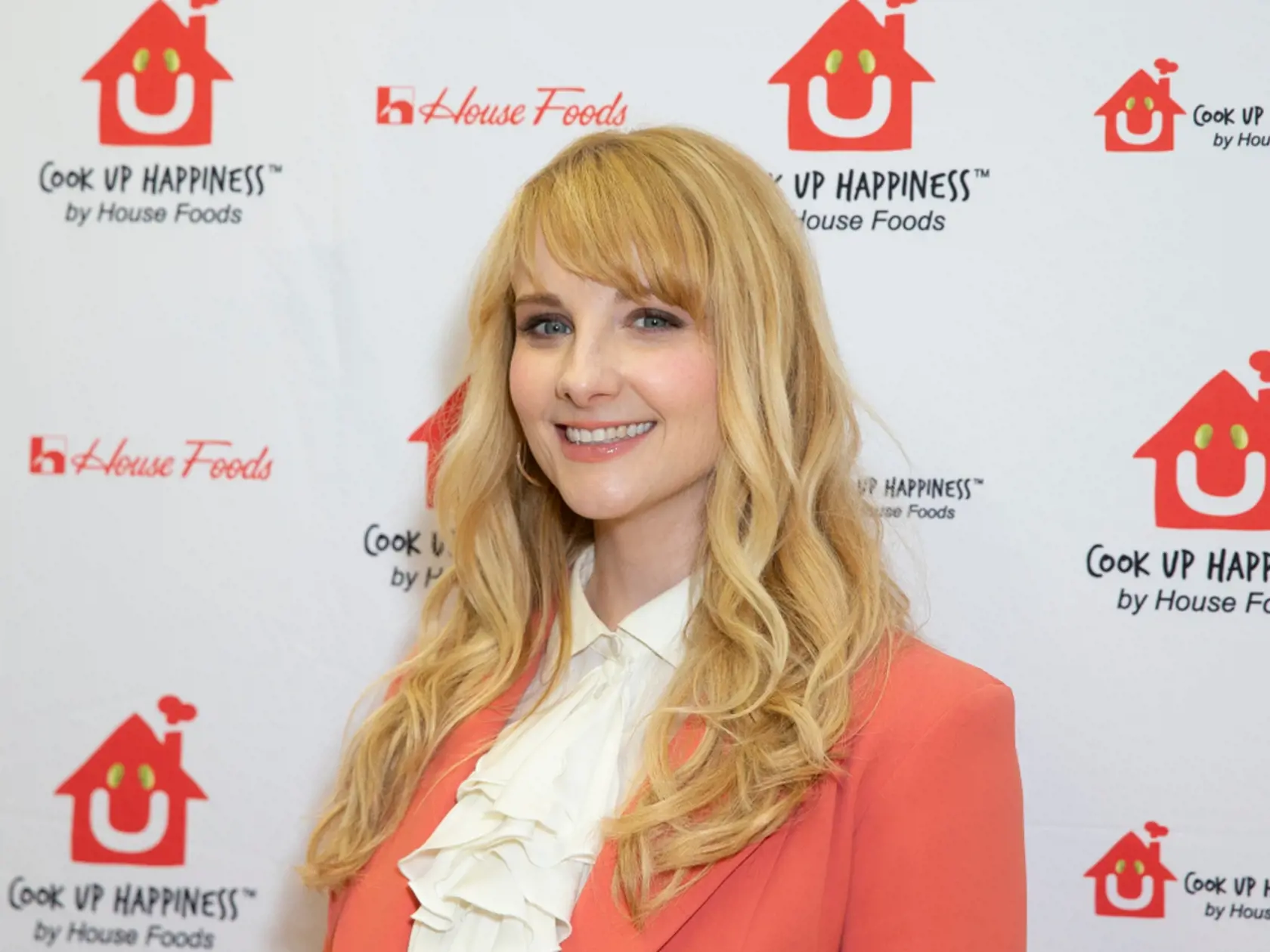 Herečka z Teórie veľkého tresku, ktorá stvárňuje manželku Howarda Wolowitza, je z tohto zoznamu úplne najdrobnejšia. Verili by ste, že Melissa Rauch má iba 149 centimetrov? Dokonca aj priamo v seriáli ste mohli postrehnúť narážky na jej nízky vzrast.