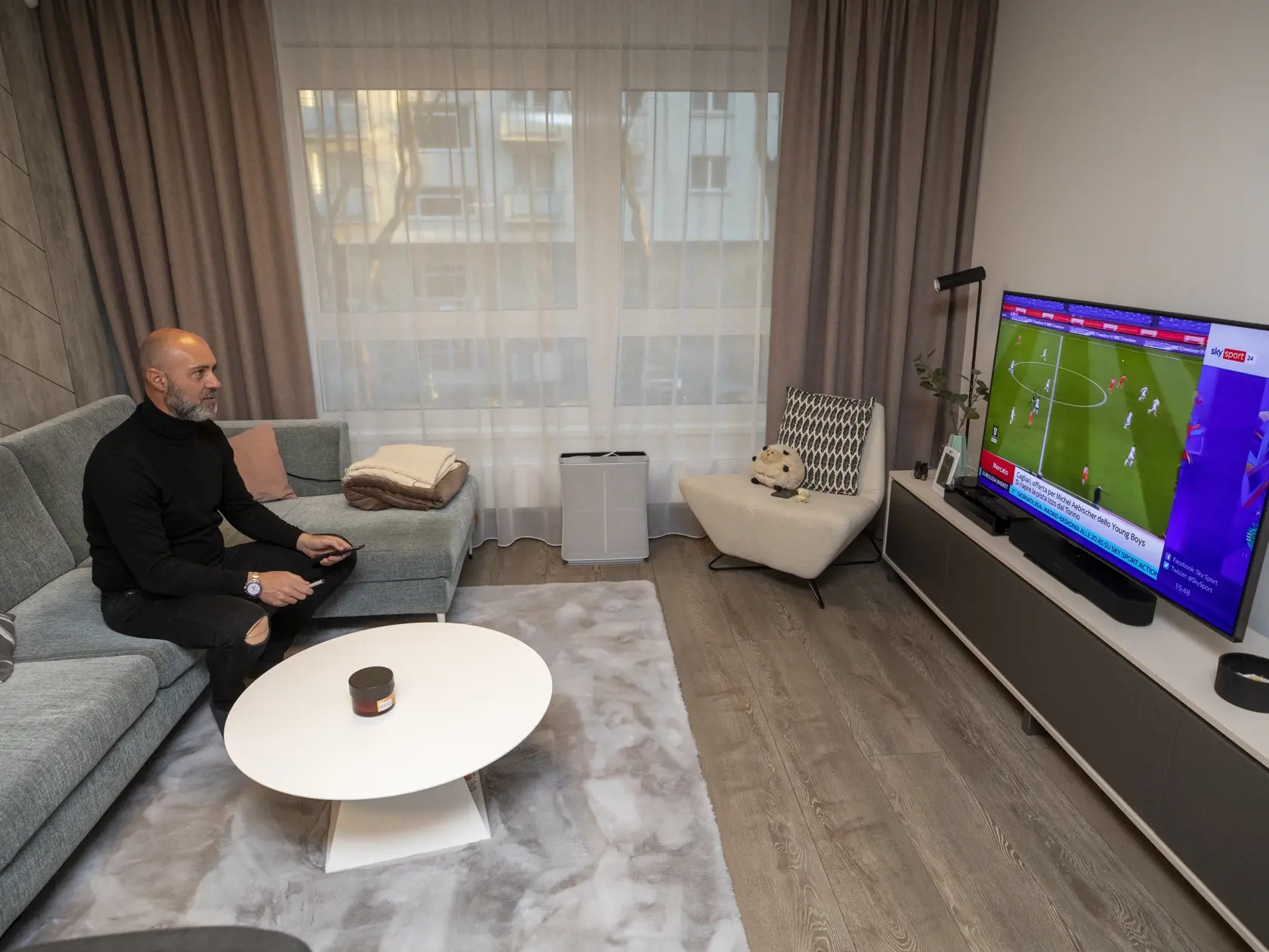 Andrea rád pozerá futbal.