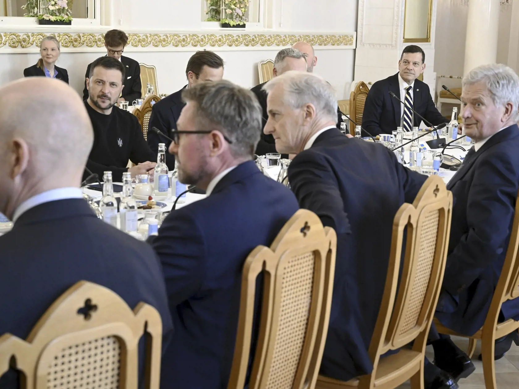 KK13 Helsinki - Za stolom zľava dánska premiérka Mette Frederiksenová, ukrajinský prezident Volodymyr Zelenskyj, švédsky premiér Ulf Kristersson, pred stolom tretí zľava nórsky premiér Jonas Gahr Störe, fínsky prezident Sauli Niinistö a islandská premiérka Katrín Jakobsdóttira na začiatku jednodňového summitu piatich severských krajín v Helsinkách v stredu 3. mája 2023. Ukrajinský prezident Volodymyr Zelenskyj v stredu počas návštevy Fínska vyhlásil, že tento rok bude "rozhodujúci" pre víťazstvo