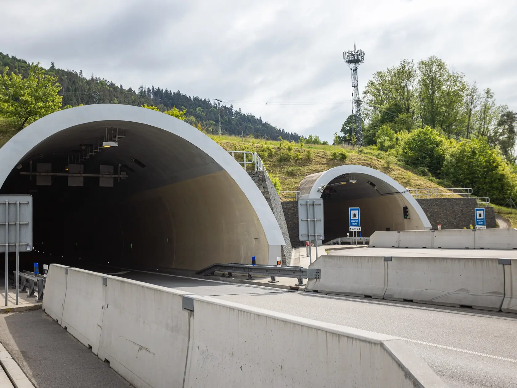 Na snímke diaľničný tunel Považský Chlmec na úseku diaľnice D3 Žilina Strážov - Žilina Brodno v piatok 16. mája 2025 v Považskom Chlmci pri Žiline.