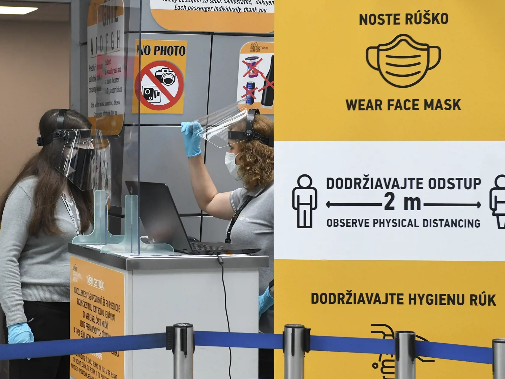 ČSA budú prepravovať na tejto trati cestujúcich lietadlami typu ATR 72 štandardne pre 64 cestujúcich trikrát do týždňa v pondelok, stredu a piatok s príletom do Košíc o 13:45 a následným odletom späť do Prahy o 14:30. Postupne bude frekvencia letov narastať a návrat na pôvodnú úroveň 13 letov za týždeň je očakávaný od 1. septembra 2020. Košice, 15. júna 2020. FOTO TASR - František Iván
