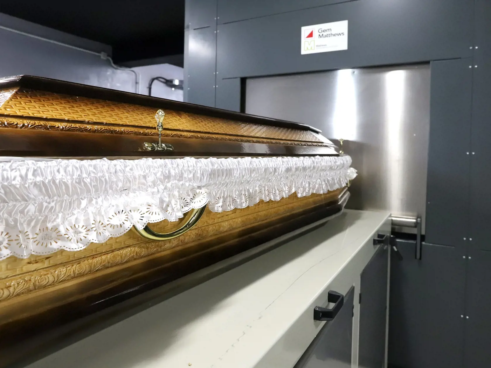 Rekonštrukcia, na ktorú si mesto vzalo takmer 1,5 miliónový úver, síce krematóriu vzala časť pohrebných služieb, no Krchman dúfa, že sa vrátia naspäť.
