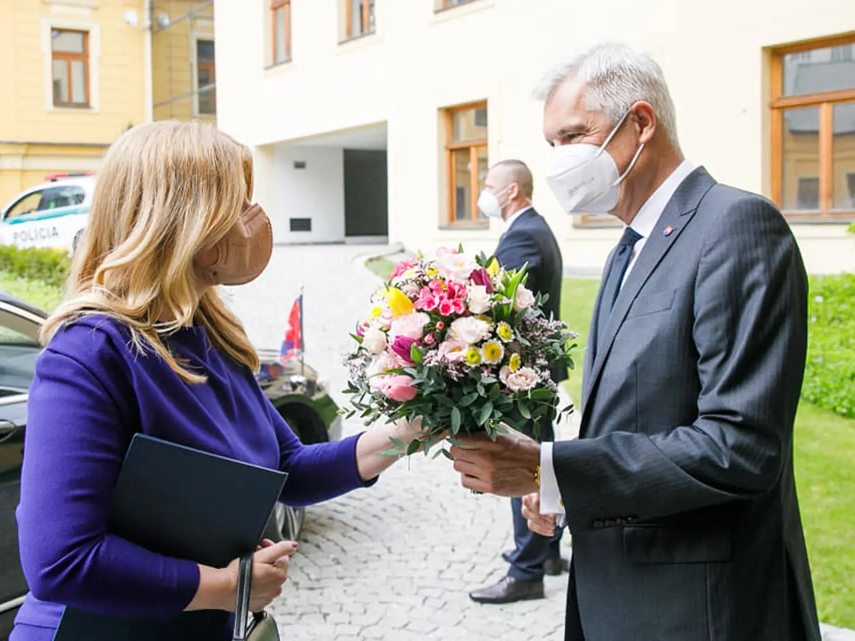 Prezidentka dostala od ministra aj kyticu kvetov.