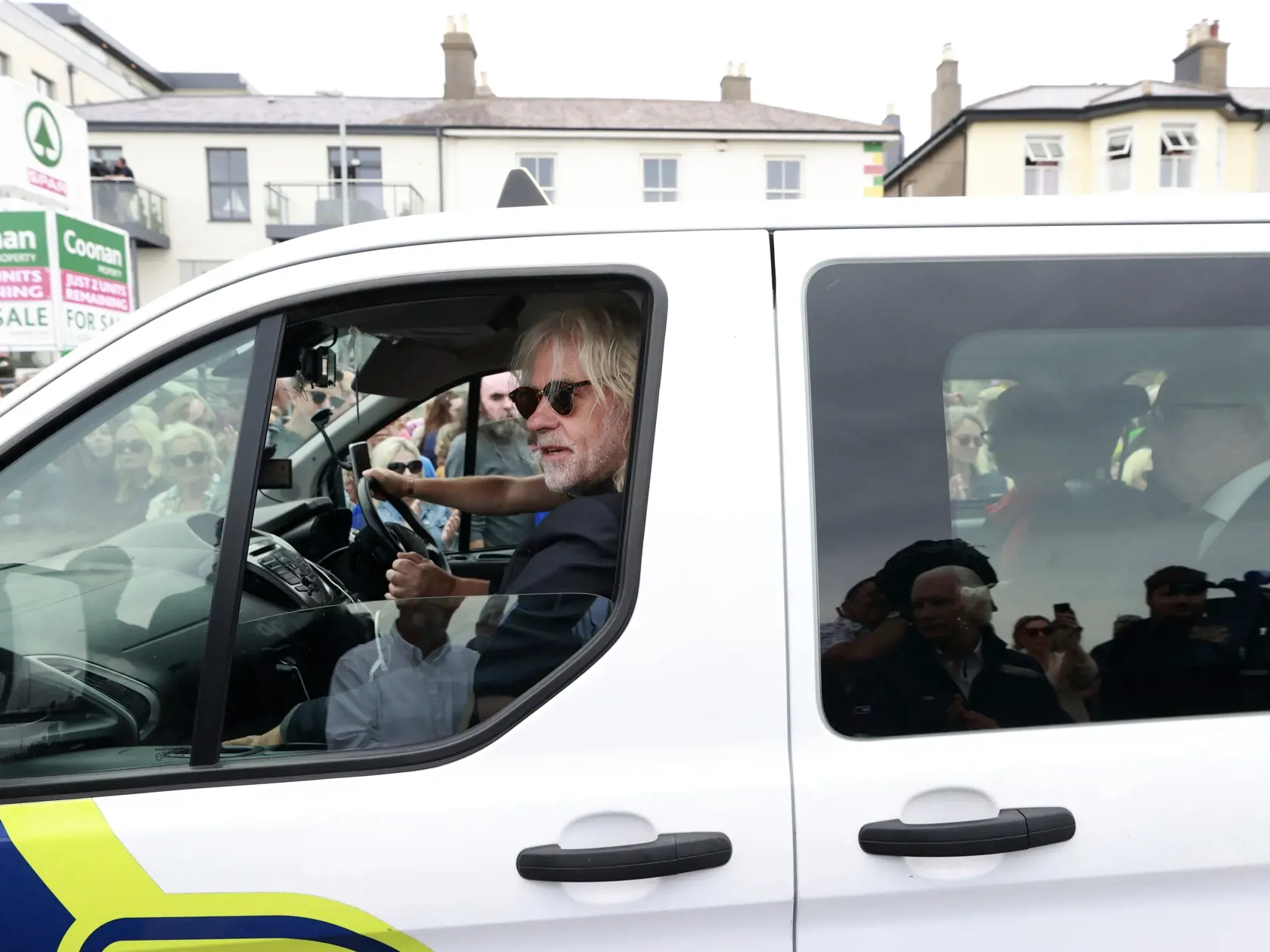 Hudobník Bob Geldof jazdí v taxíku  počas pohrebnej procesie írskej speváčky Sinead O'Connorovej cez jej rodné mesto v írskom meste Bray