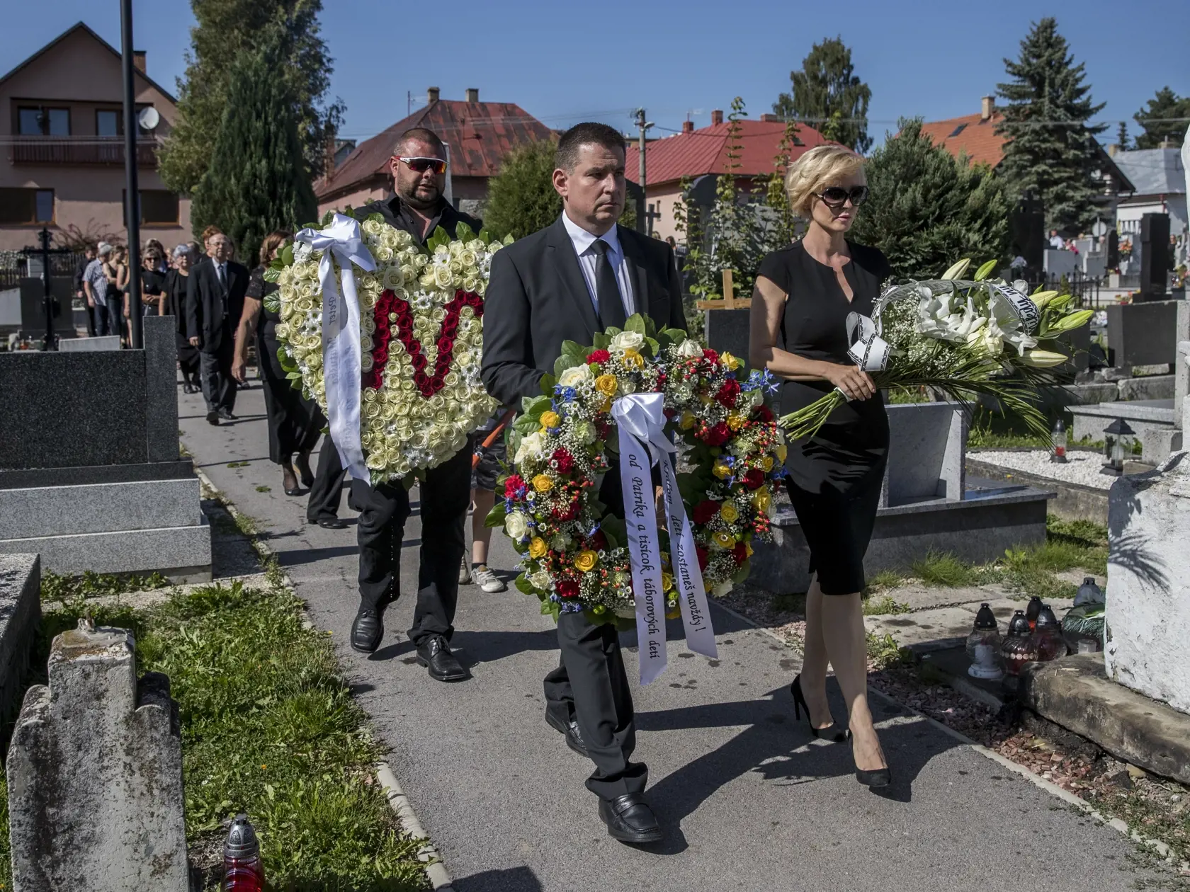 V Namestove sa konala posledna rozlucka so zosnulym Jozefom Nodzakom, znamym pod umeleckym menom Majster N. Na snimke Patrik Herman  a Kveta Horvathova.