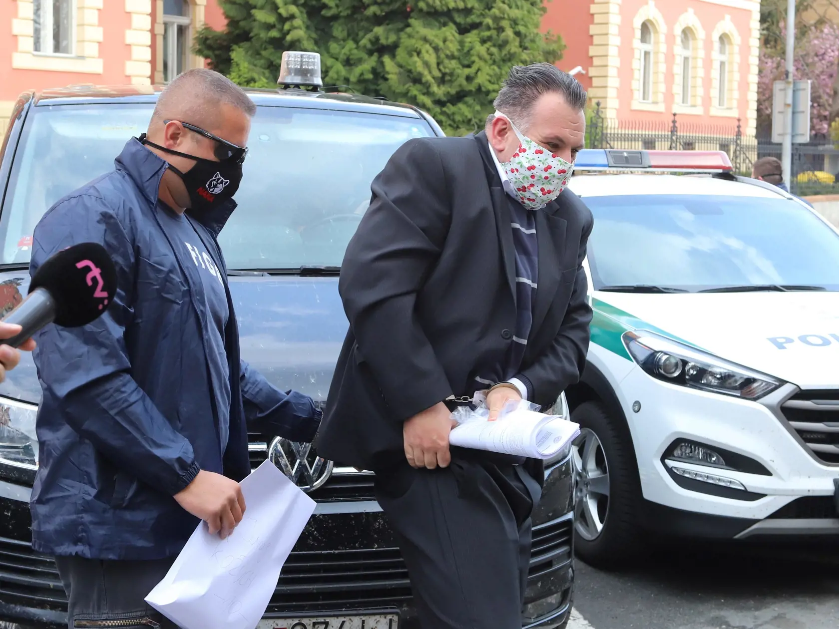 Na snímke eskorta privádza bývalého generálneho riaditeľa Pôdohospodárskej platobnej agentúry (PPA) Juraja K. na Špecializovaný trestný súd v Banskej Bystrici 25. apríla 2020. ŠTS bude rozhodovať o návrhu prokurátora Úradu špeciálnej prokuratúry (ÚŠP) na väzobné stíhanie Juraja K. v rámci akcie Dobytkár. FOTO TASR - Ján Krošlák