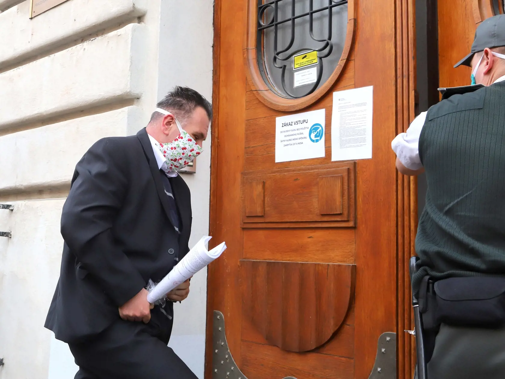 Na snímke eskorta privádza bývalého generálneho riaditeľa Pôdohospodárskej platobnej agentúry (PPA) Juraja K. na Špecializovaný trestný súd v Banskej Bystrici 25. apríla 2020. ŠTS bude rozhodovať o návrhu prokurátora Úradu špeciálnej prokuratúry (ÚŠP) na väzobné stíhanie Juraja K. v rámci akcie Dobytkár. FOTO TASR - Ján Krošlák
