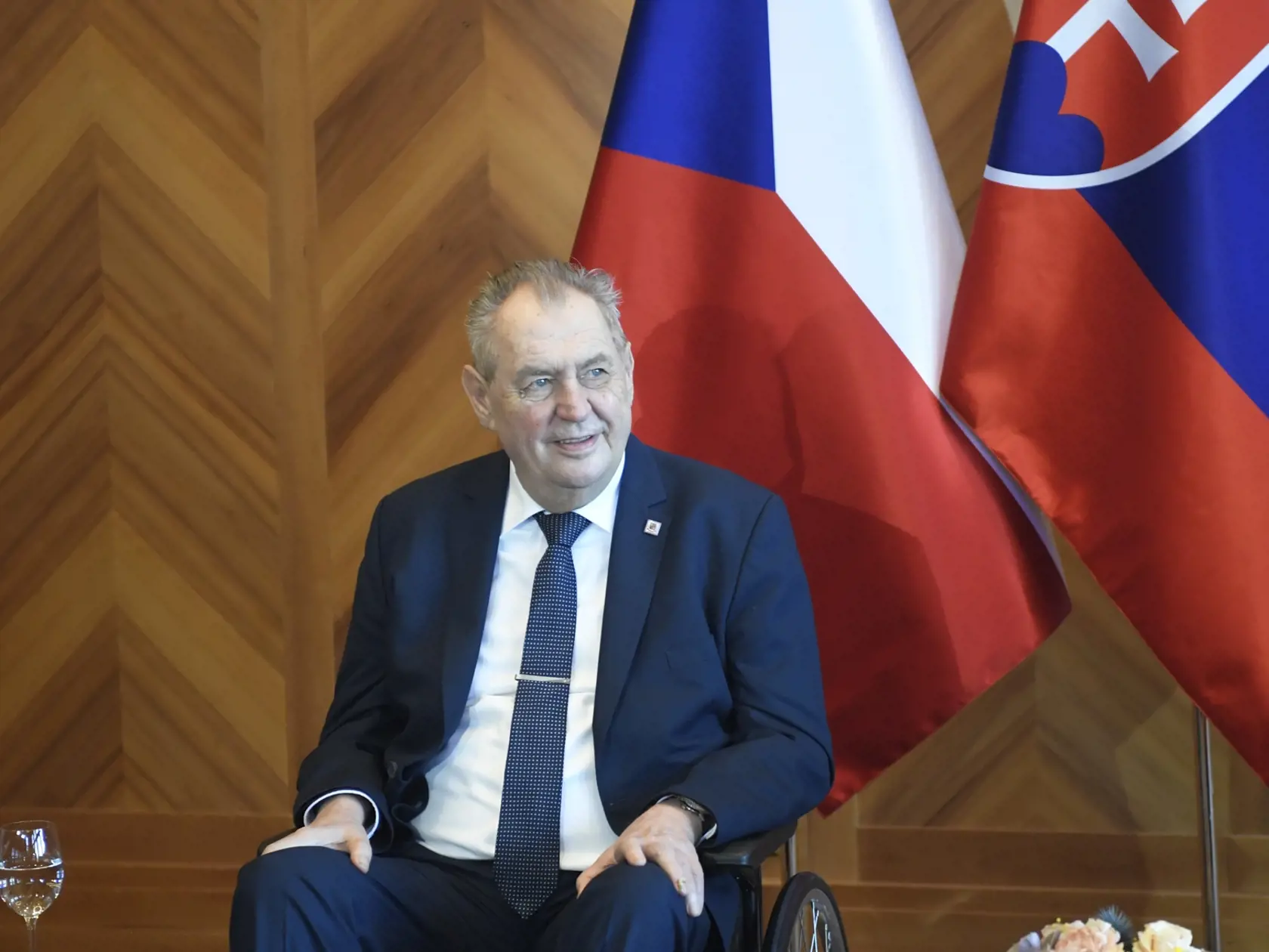 Na snímke český prezident Miloš Zeman sa usmieva počas spoločného rokovania so slovenskou prezidentkou Zuzanou Čaputovou (nie je na snímke) v rámci svojej rozlúčkovej návštevy na Slovensku v Grand Hoteli Kempinski na Štrbskom Plese vo Vysokých Tatrách v utorok 7. februára 2023.