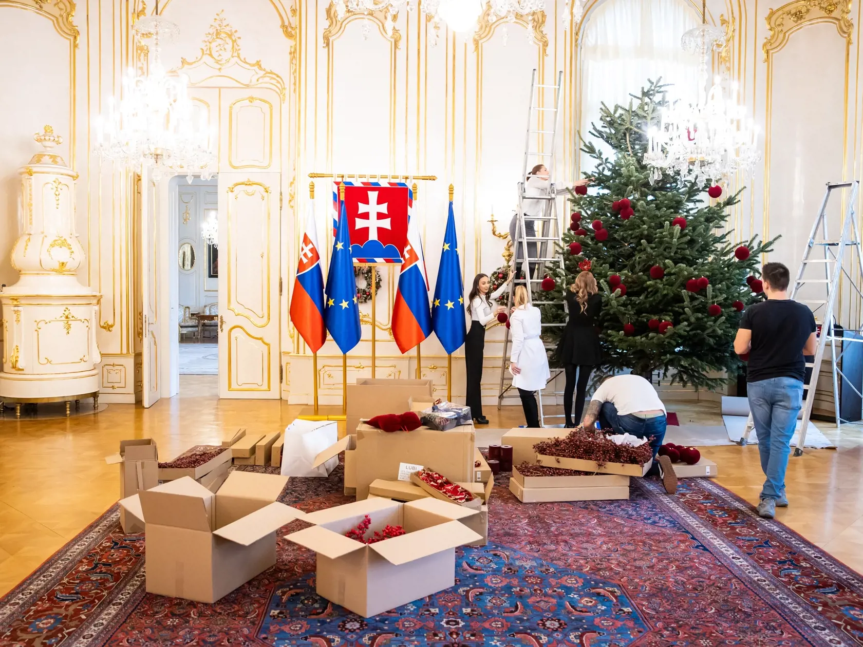 Zdobenie vianočných stromčekov v prezidentskom paláci v Bratislave.