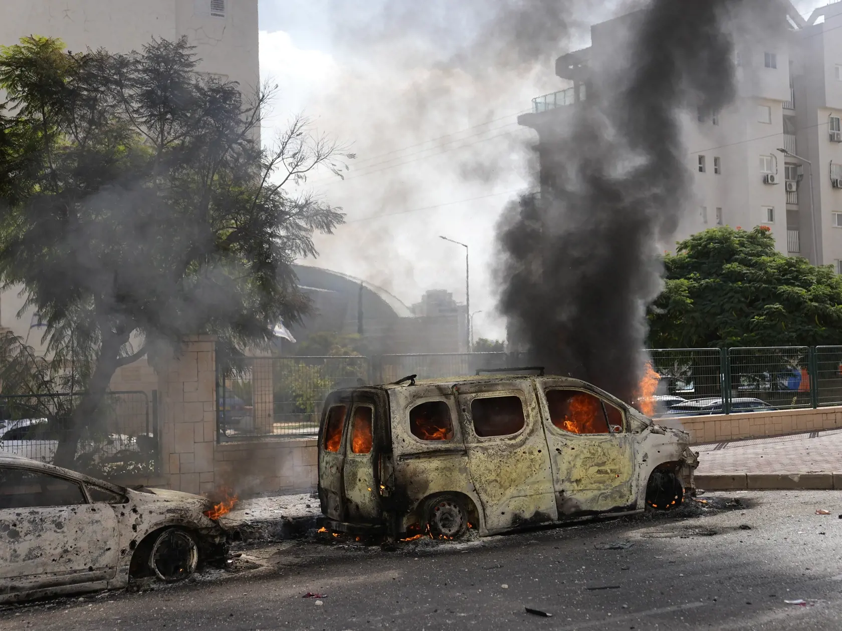 JB 11 Aškelon - Horiace autá na ulici po tom, ako ich zasiahli rakety vystrelené z pásma Gazy v izraelskom meste Aškelon 7. októbra 2023. Vodca islamistického hnutia Hamas oznámil, že táto ozbrojená skupina začala novú vojenskú operáciu proti Izraelu. V Jeruzaleme sa rozozvučali sirény oznamujúce letecký poplach. TASR správu prevzala v sobotu z agentúr AP a AFP. FOTO TASR/AP

Cars are on fire after they were hit by rockets from the Gaza Strip in Ashkelon, Israel, on Saturday, Oct. 7, 2023. Pales