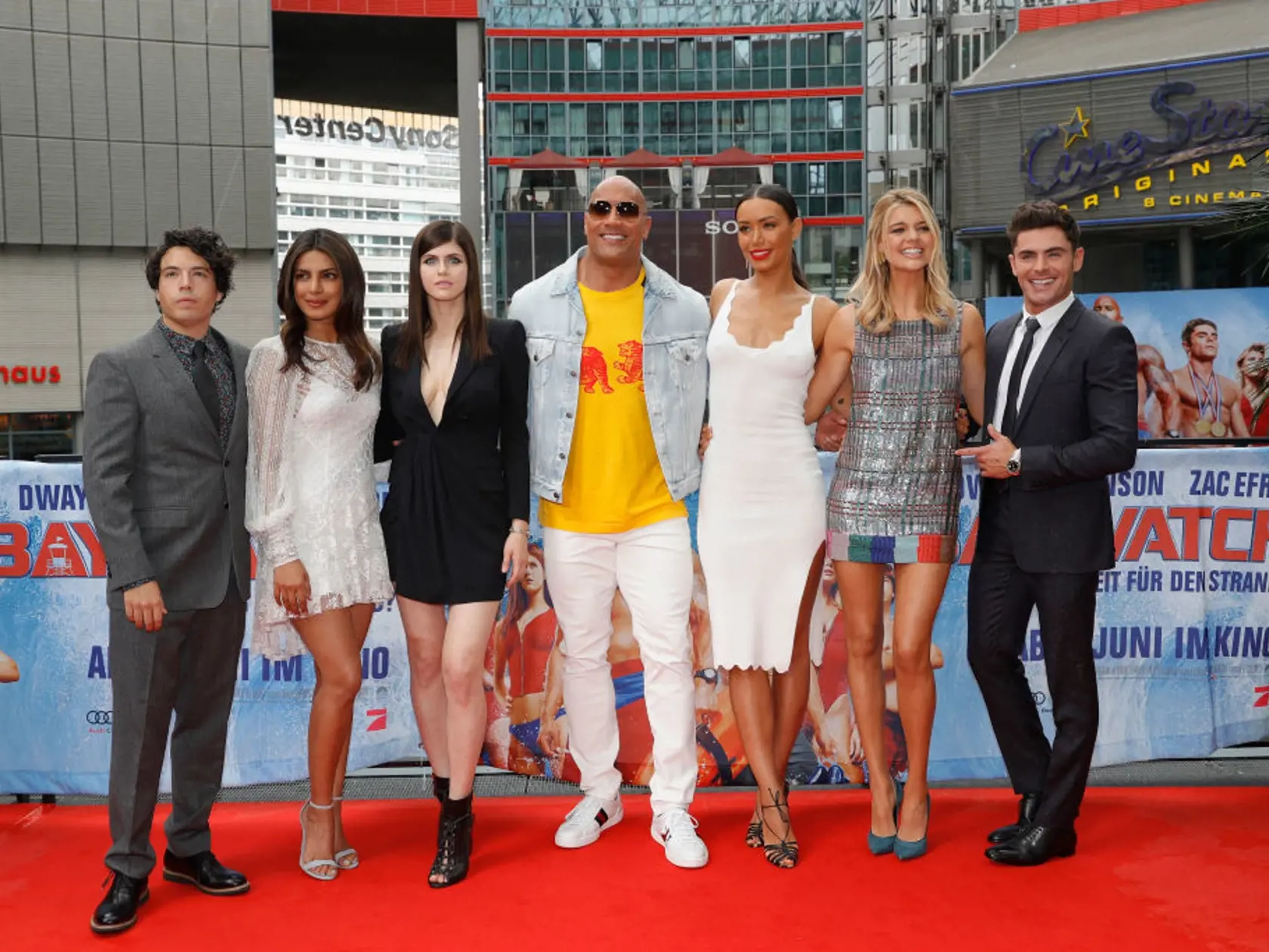 Jon Bass, Priyanka Chopra, Alexandra Daddario, Dwayne Johnson, Ilfenesh Hadera, Kelly Rohrbach a Zac Efron