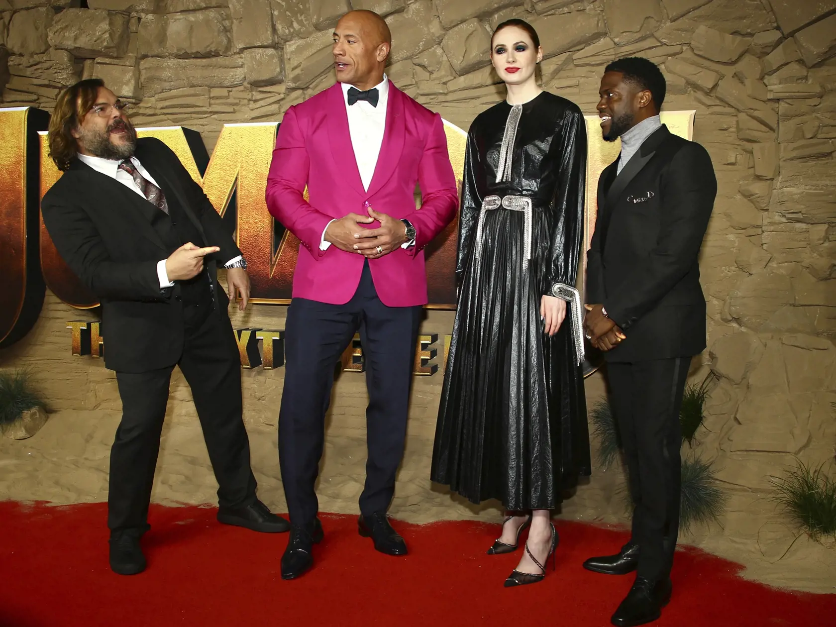 Hereci zľava Jack Black, Dwayne Johnson, Karen Gillian a Kevin Hart pózujú fotografom počas príchodu na premiéru filmovej akčnej komédie Jumanji The Next Level" v Londýne.