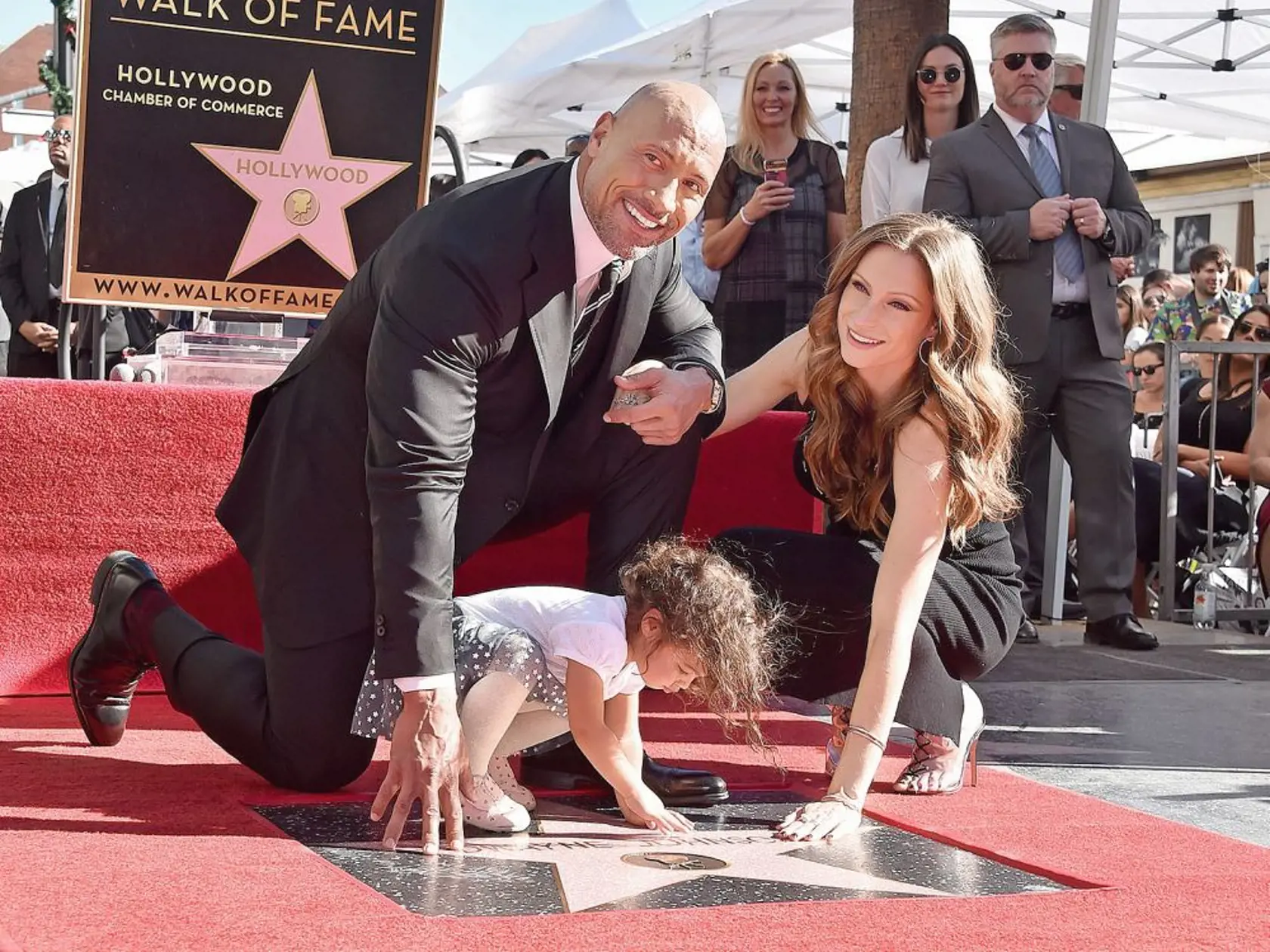 Dwayne s manželkou a dcérou pri odhalení hviezdy na Walk of Fame.