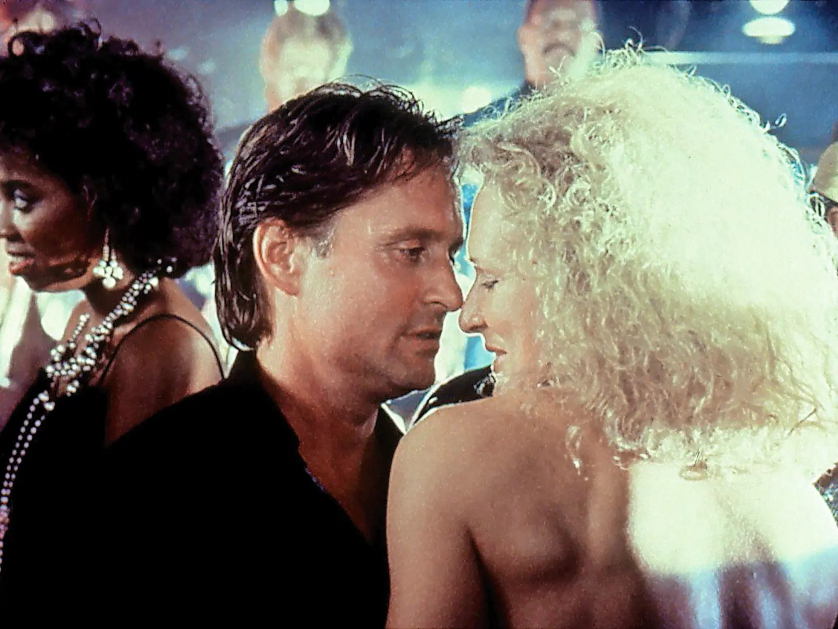 Osudová príťažlivosť V americkom trileri sa šťastne ženatému právnikovi Danovi (Michael Douglas) románik s atraktívnou Alex (Glenn Closová) zvrhne na nočnú moru.
