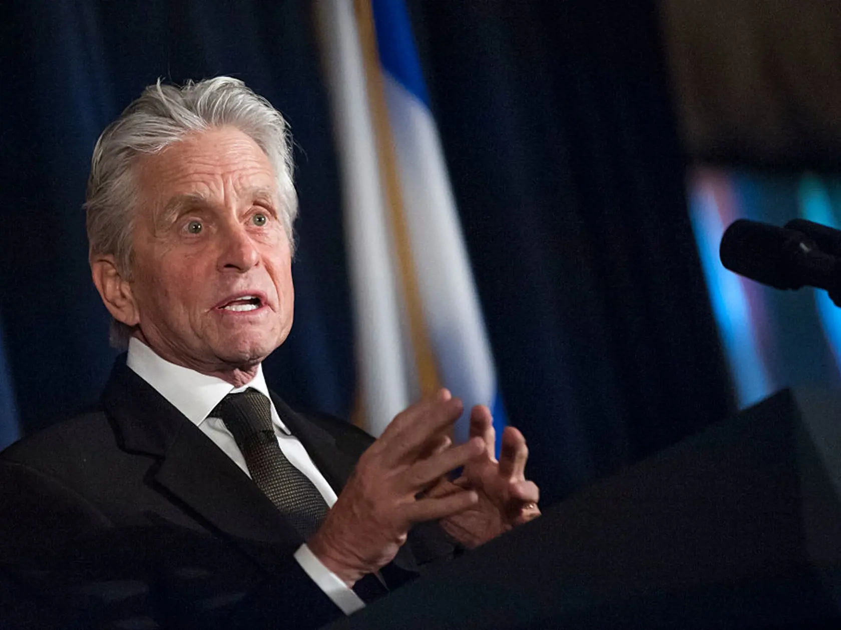 Michael Douglas sa svojim ochorením nikdy netajil. Dokonca priznal i to, že rakovinu hrdla dostal pravdepodobne z orálneho sexu. 