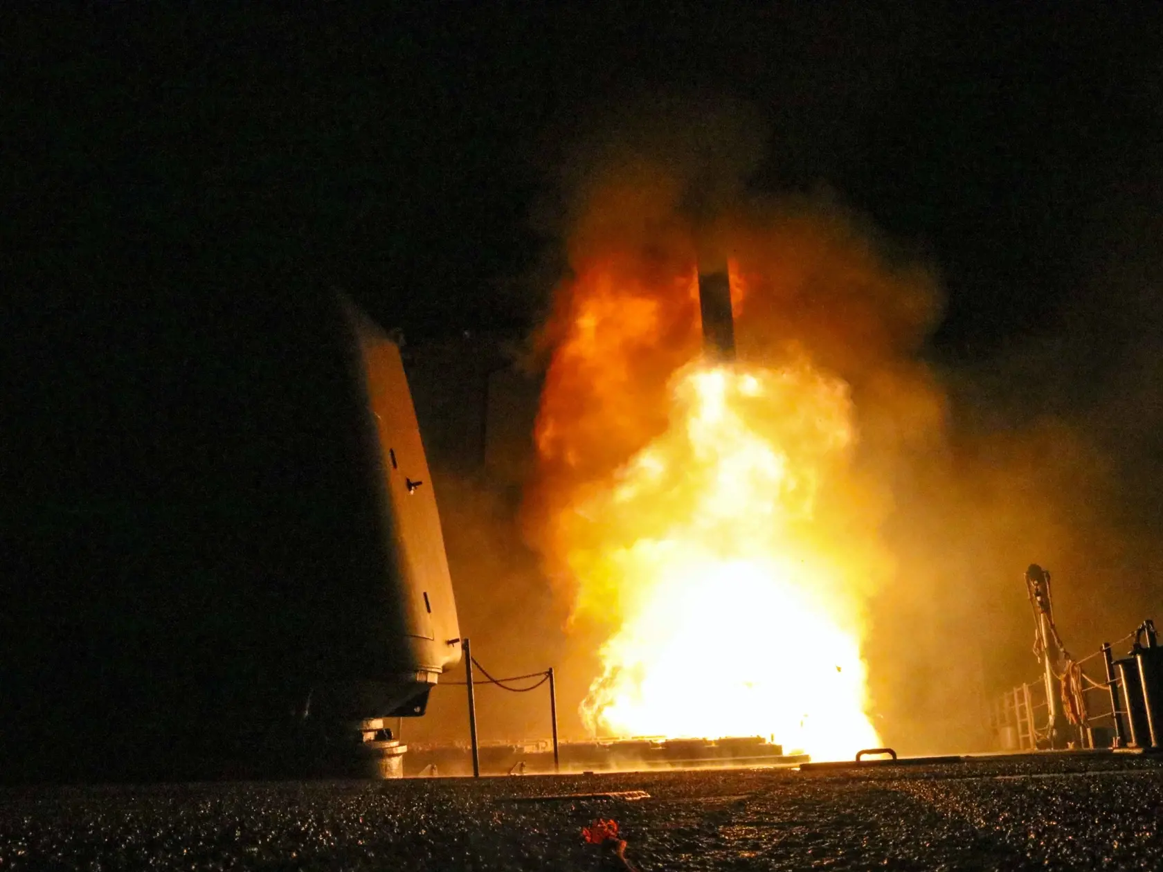 Na snímke štart strely s plochou dráhou letu Tomahawk z paluby krínika USS Monterey počas útoku USA, Francúzska a Veľkej Británie.