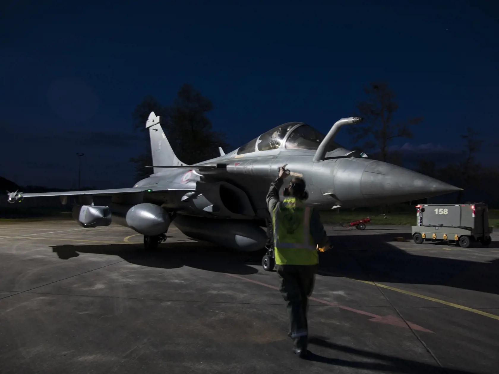 Na snímke francúzskeho ministerstva obrany je stíhacie bojové lietadlo Dessault Rafale pred štartom zo základne Saint Dizier na spoločný útok USA, Veľkej Británie a Francúzska na ciele v Sýrii.