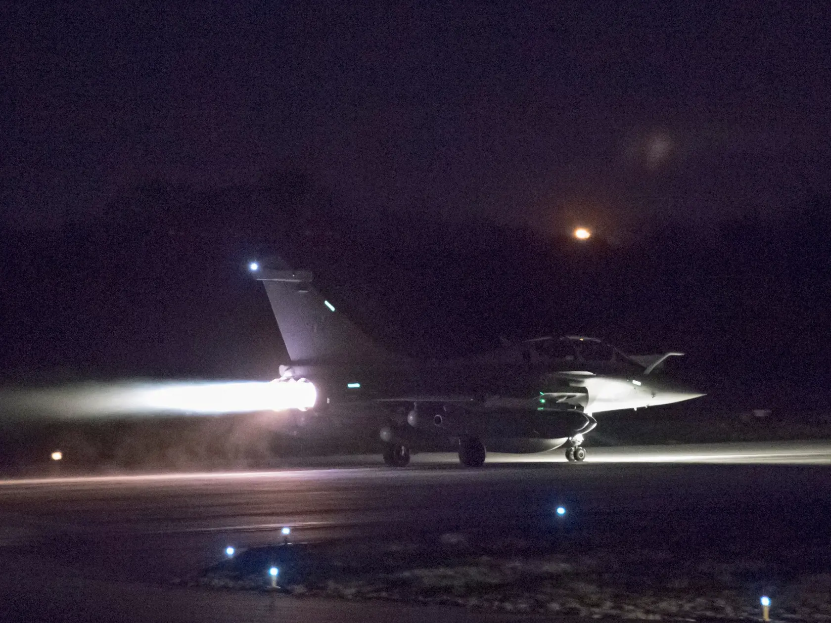 Na snímke francúzskeho ministerstva obrany je stíhacie bojové lietadlo Dessault Rafale pred štartom zo základne Saint Dizier na spoločný útok USA, Veľkej Británie a Francúzska na ciele v Sýrii.