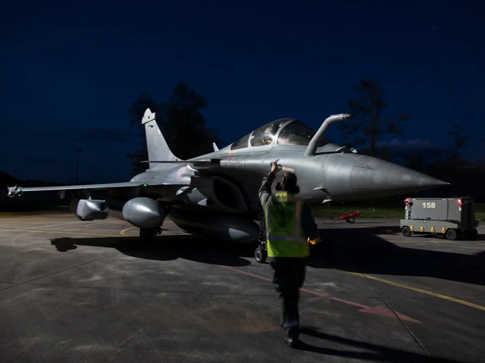 Na snímke francúzskeho ministerstva obrany je stíhacie bojové lietadlo Dessault Rafale pred štartom zo základne Saint Dizier na spoločný útok USA, Veľkej Británie a Francúzska na ciele v Sýrii.