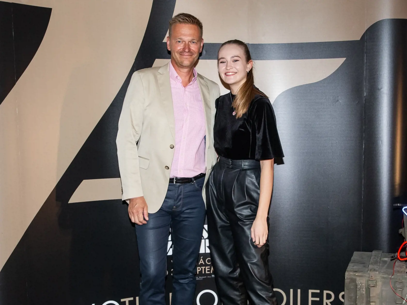 Premiéra filmu "James Bond - Nie je čas zomrieť" v Bratislave. Na snímke Martin Nikodým s dcérou Emmou.