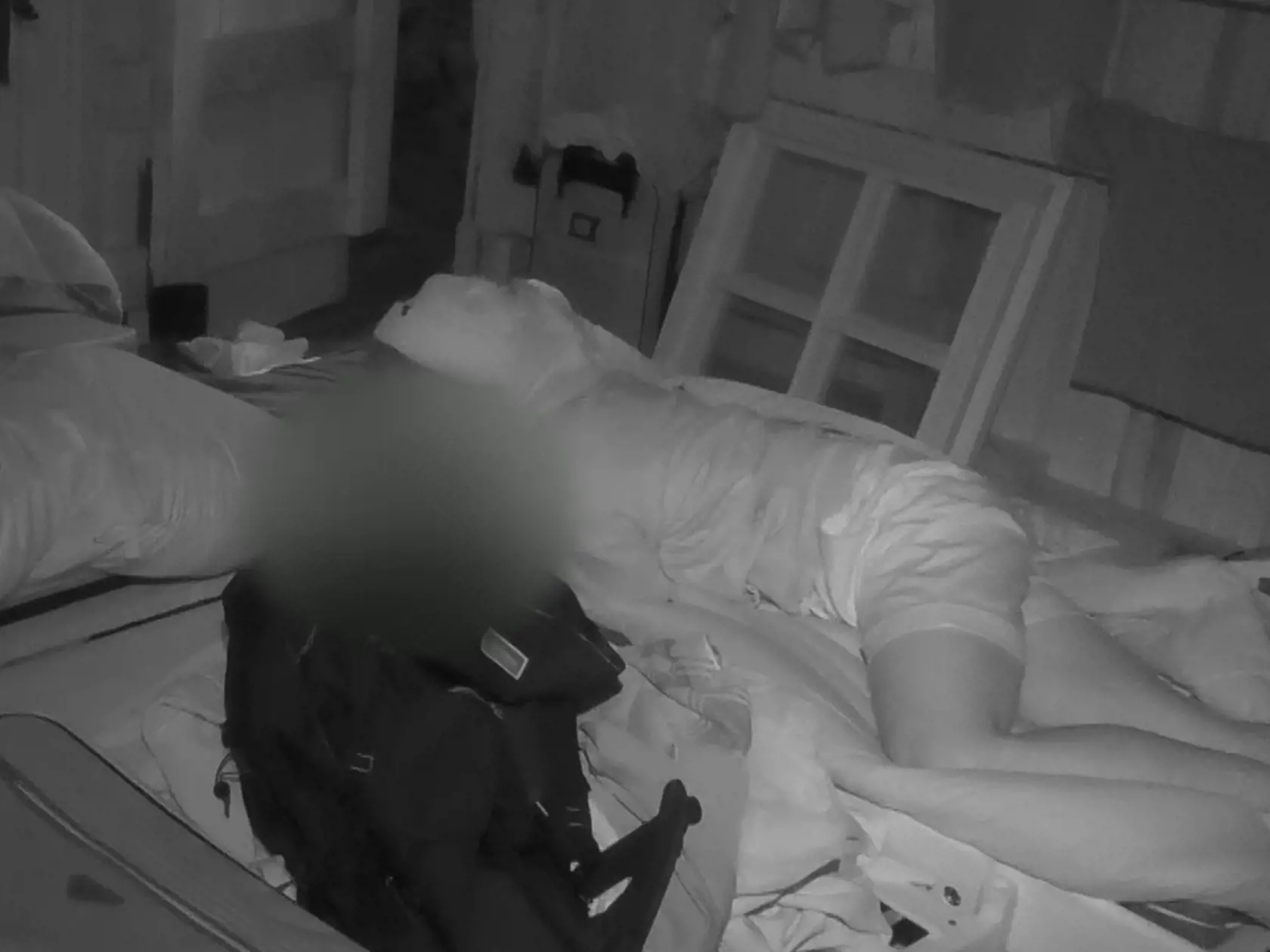 Denis to nevydržal a povracal sa priamo na podlahu.