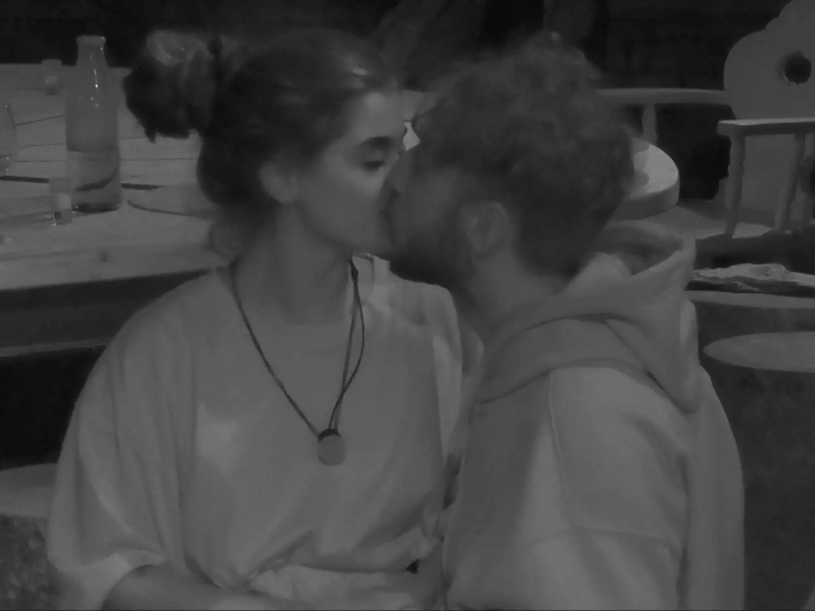 Azra a Denis sa opili a začali sa bozkávať.
