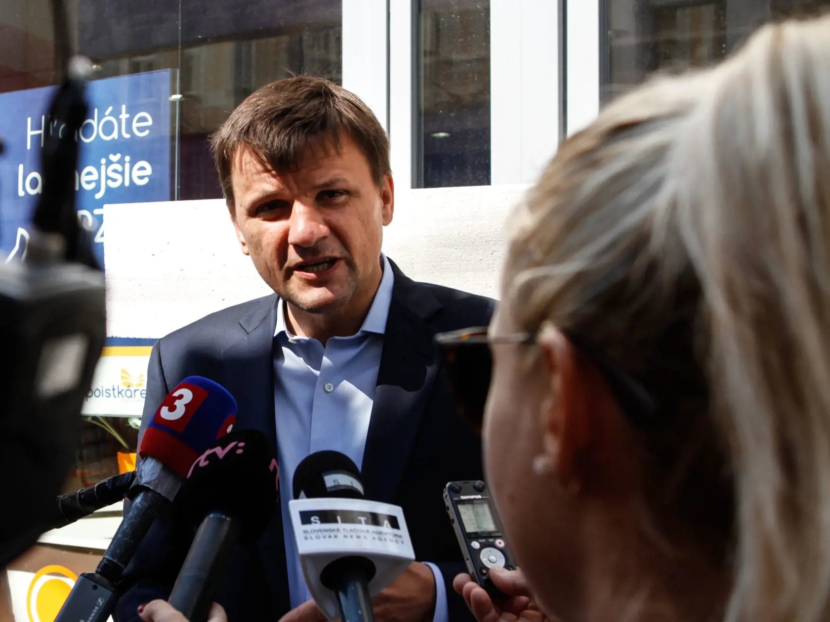 Poslanec NRSR Alojz Hlina, na Obchodnej ulici, počas talčovej konferencie