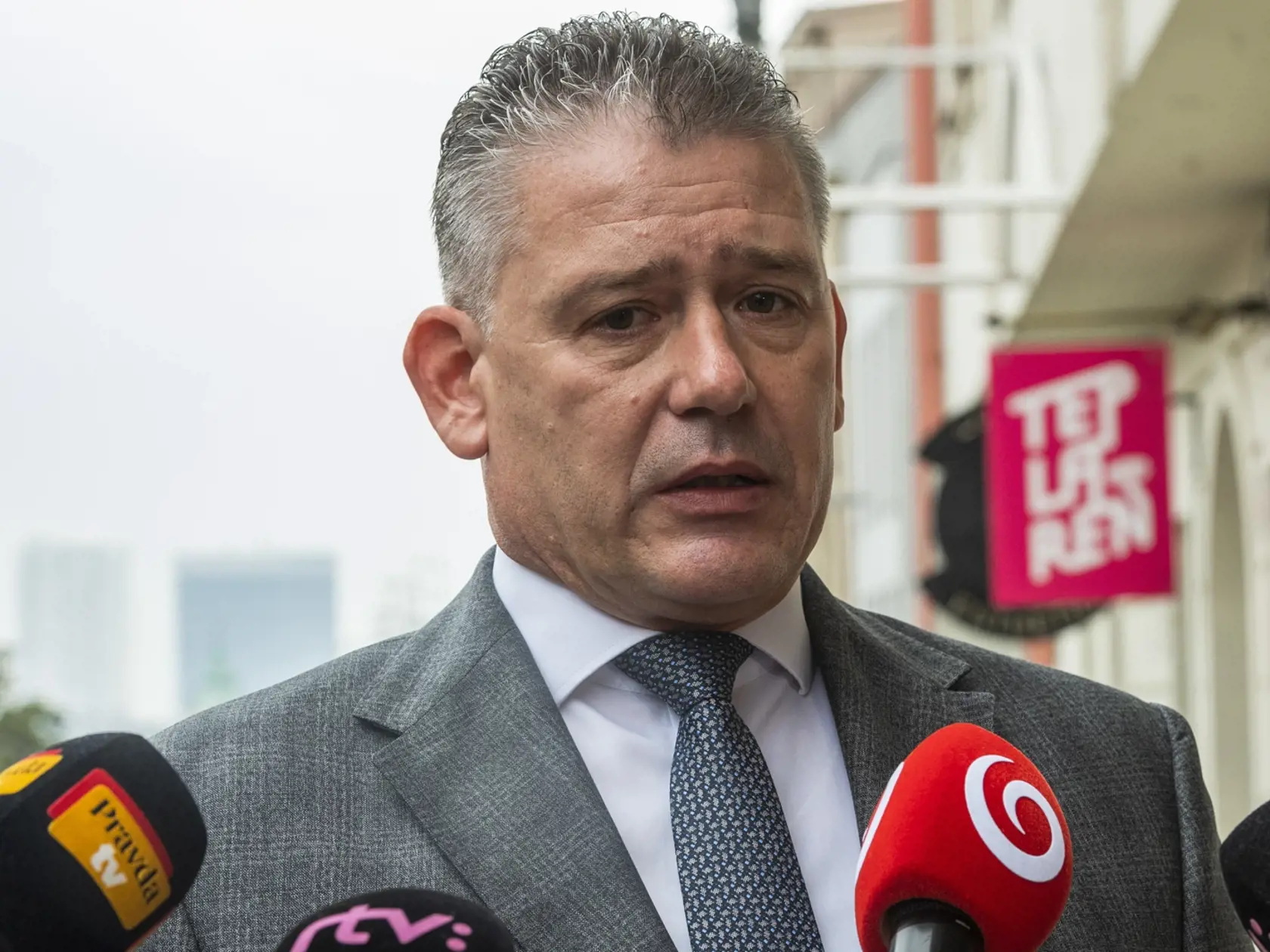 Na snímke minister vnútra SR Roman Mikulec počas vyhlásenia k stredajšej streľbe na Zámockej ulici v Bratislave 13. októbra 2022. K streľbe na Zámockej ulici v Bratislave došlo v stredu po 19.00 h. Na mieste zomreli dvaja muži. Zranená bola jedna žena, ktorú previezli do jednej z bratislavských nemocníc. Páchateľ z miesta činu ušiel. Polícia ho po intenzívnom hľadaní našla ráno mŕtveho. FOTO TASR - Jaroslav Novák
