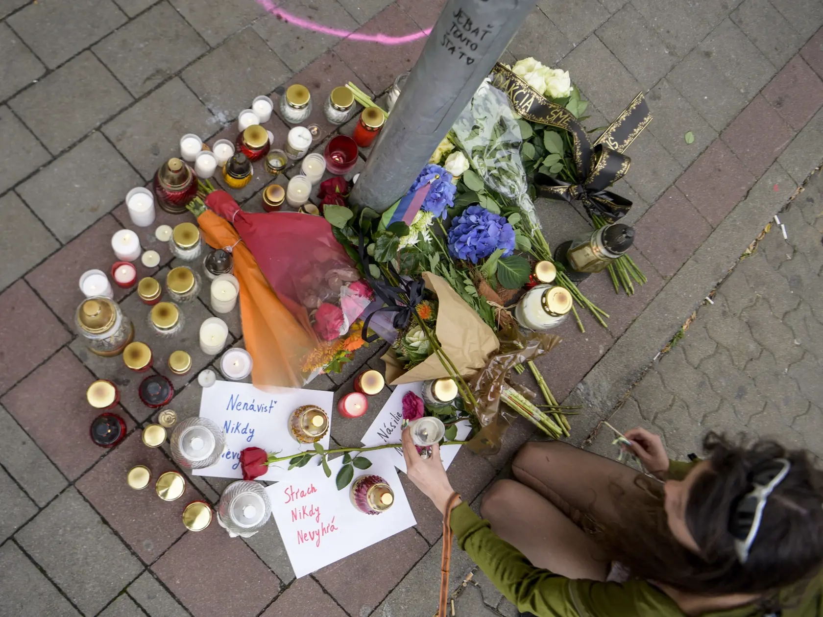 Na snímke policajti po streľbe na Zámockej ulici v Bratislave 12. októbra 2022. Streľba v centre Bratislavy si vyžiadala dvoch mŕtvych.