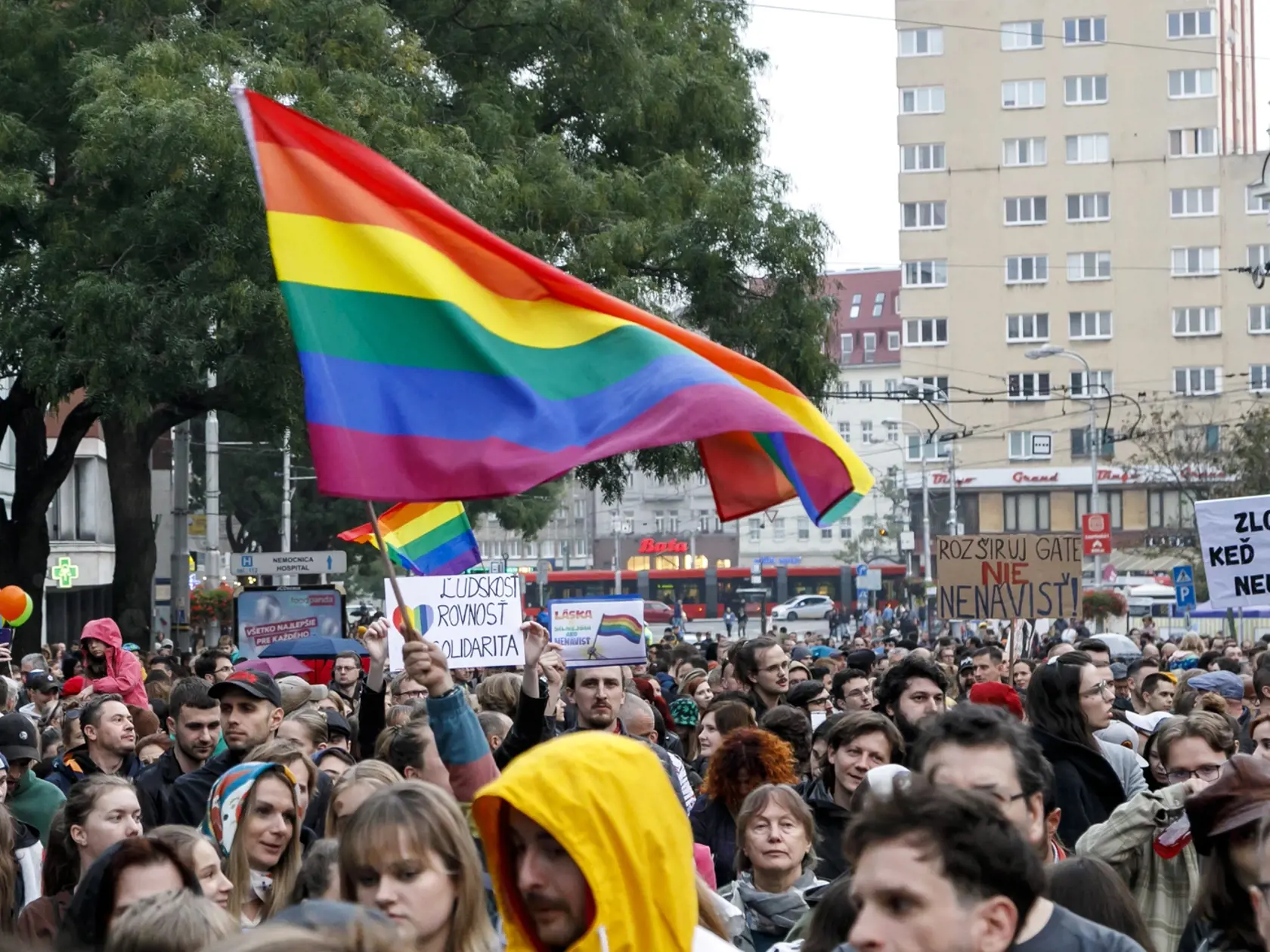 Na nedávnom pochode za odsúdenie nenávisti voči LGBT komunite sa zúčastnil aj premiér Eduard Heger (46). Počas pietnej akcie držal v ruke dúhovú vlajku, ktorú mu podala jedna z organizátoriek a kým mnohí ľudia tento jeho krok ocenili, konzervatívnejšia časť verejnosti neskrýva rozčarovanie.