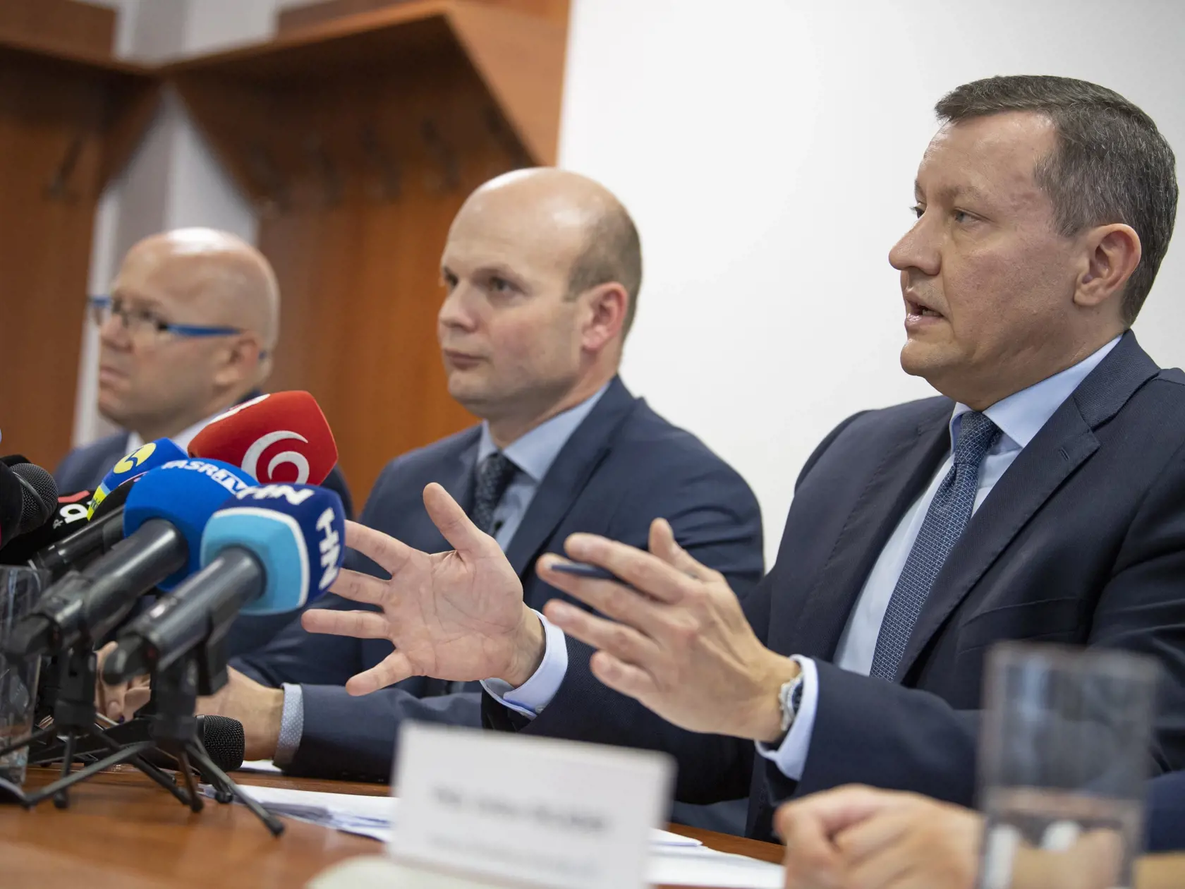 Na snímke prvý viceprezident Policajného zboru SR Branko Kišš (uprostred), riaditeľ Národnej kriminálnej agentúry Ľubomír Daňko (vľavo) a špeciálny prokurátor Daniel Lipšic (vpravo) počas tlačovej konferencie k streľbe na Zámockej ulici v Bratislave, 14. októbra 2022 na Úrade špeciálnej prokuratúry v Pezinku. FOTO TASR - Michal Svítok