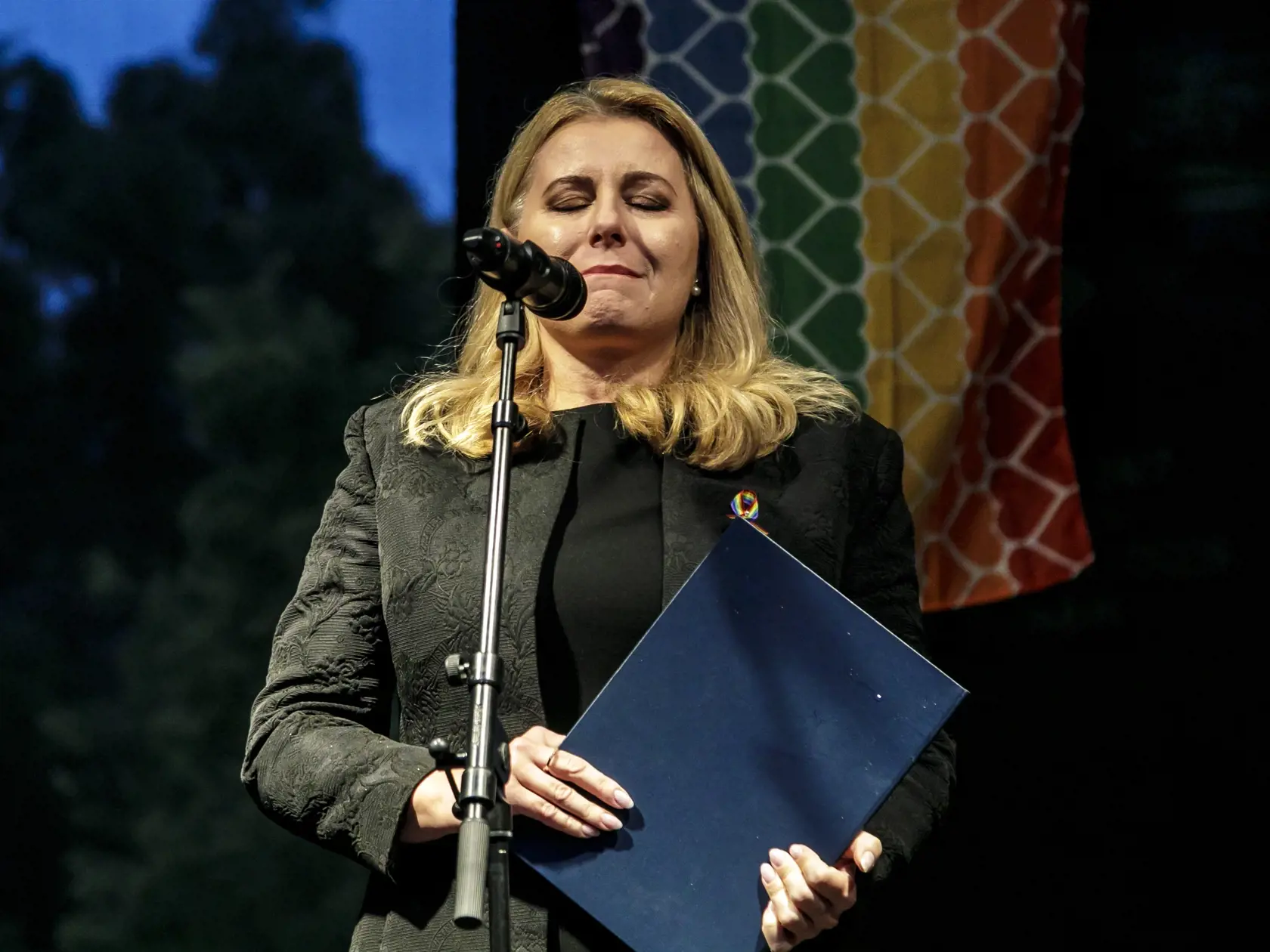 Na snímke prezidentka SR Zuzana Čaputová počas príhovoru po pochode za odsúdenie nenávisti voči LGBTI komunite v Bratislave 14. októbra 2022. Sprievod zo Zámockej ulice na Námestie SNP za obete tragédie zorganizovali Iniciatíva Inakosť a Dúhový Pride Bratislava. FOTO TASR - Dano Veselský