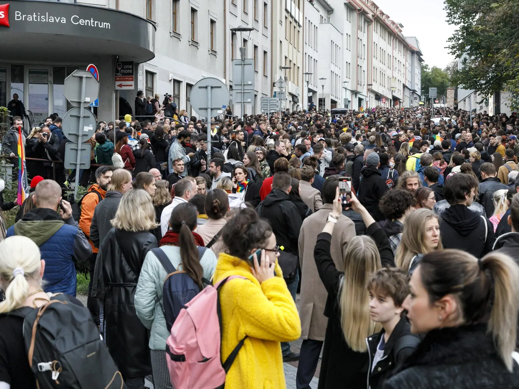 Snímka z pochodu za odsúdenie nenávisti voči LGBTI komunite v Bratislave 14. októbra 2022. Sprievod zo Zámockej ulice na Námestie SNP za obete tragédie zorganizovali Iniciatíva Inakosť a Dúhový Pride Bratislava. FOTO TASR - Dano Veselský