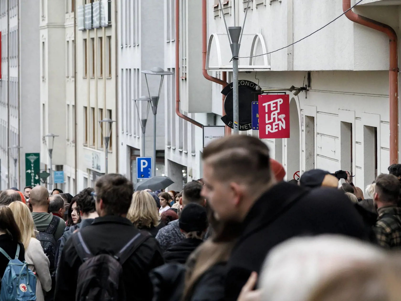 Snímka z pochodu za odsúdenie nenávisti voči LGBTI komunite v Bratislave 14. októbra 2022. Sprievod zo Zámockej ulice na Námestie SNP za obete tragédie zorganizovali Iniciatíva Inakosť a Dúhový Pride Bratislava. FOTO TASR - Dano Veselský