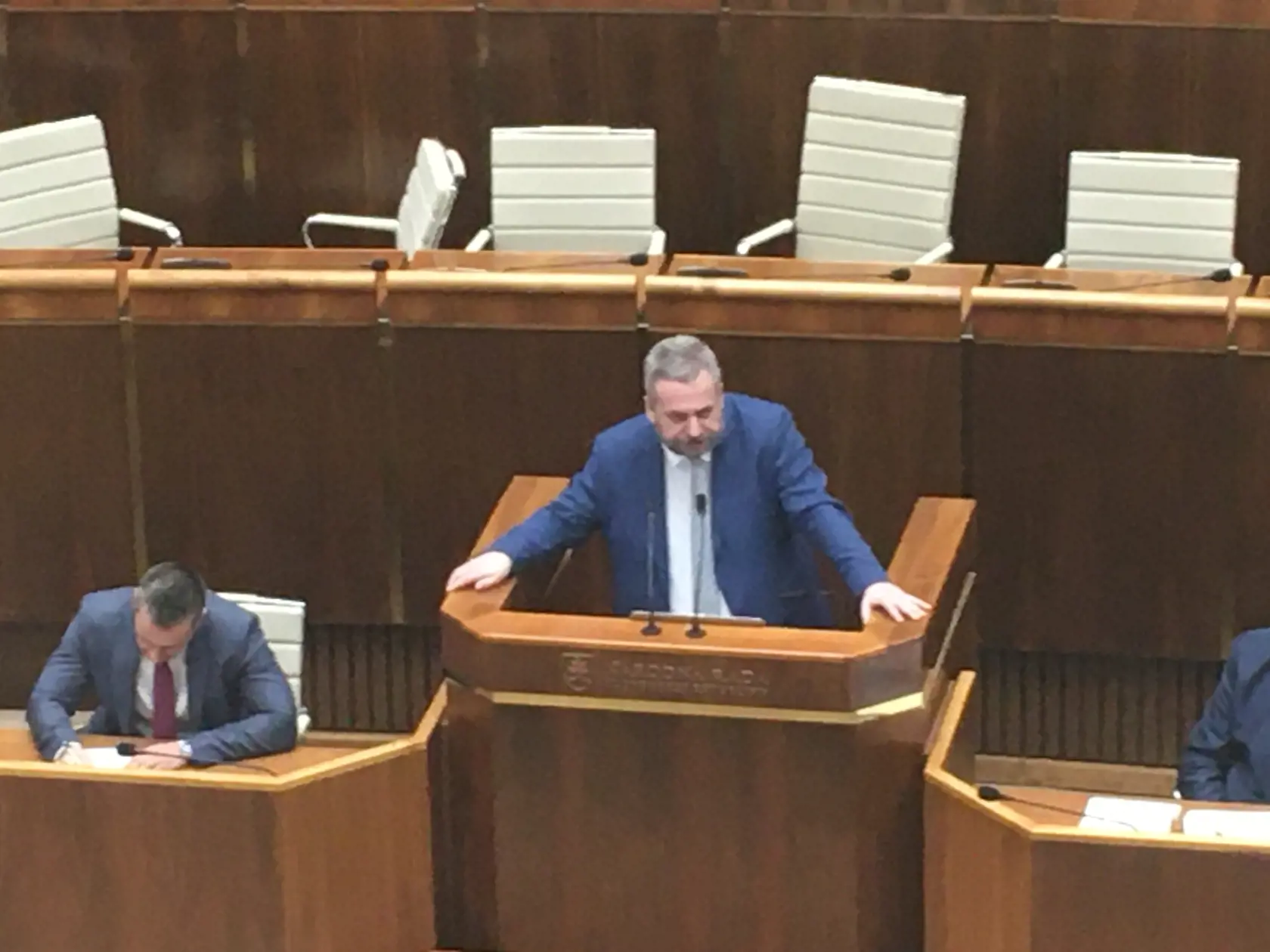 Dúhová vlajka totiž podľa jeho slov reprezentuje toleranciu a akceptáciu LGBT ľudí. „Je pomýlené vnímať ju ako ideológiu a absurdné tvrdiť, že by skutočnosť, že si premiér vzal do rúk dúhovú vlajku, mohla byť akokoľvek v rozpore s Ústavou. Určite nie je v rozpore s ústavou vyvesiť dúhovú vlajku a našťastie to nie je ani v rozpore so zákonom,” vysvetlil Ondrej Dostál.
