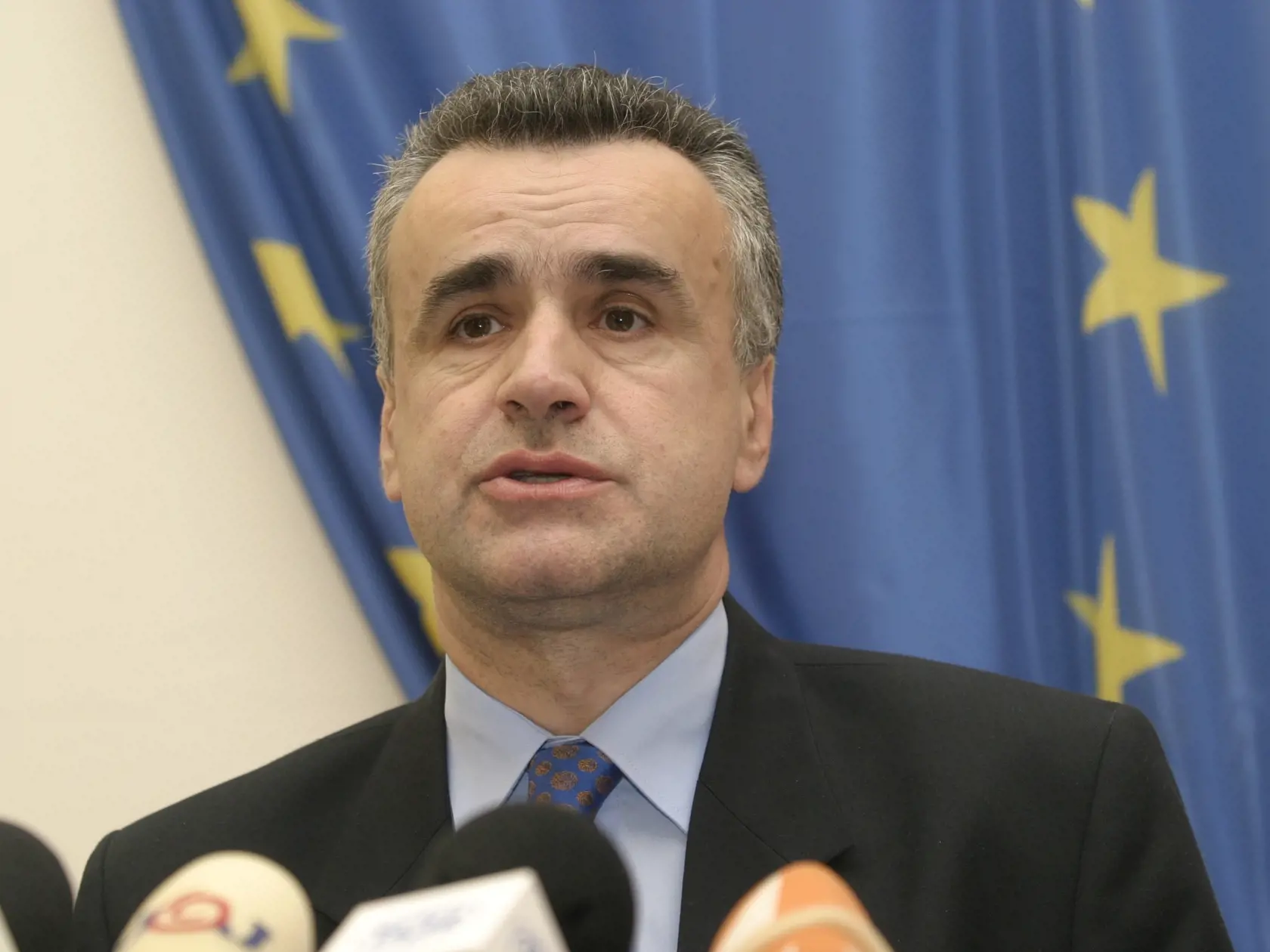 „Dúhová vlajka reprezentuje všetky možné požiadavky pre registrované partnerstvá, manželstvá osôb rovnakého pohlavia, adopcie detí... To je už proti tomu, čo obsahuje naša ústava, ktorá hovorí o manželstve len ako o zväzku muža a ženy. Premiérovi Hegerovi to však nie je jasné a preukázal, že sa vôbec neorientuje v tejto problematike,“ pokračoval Vladimír Palko.