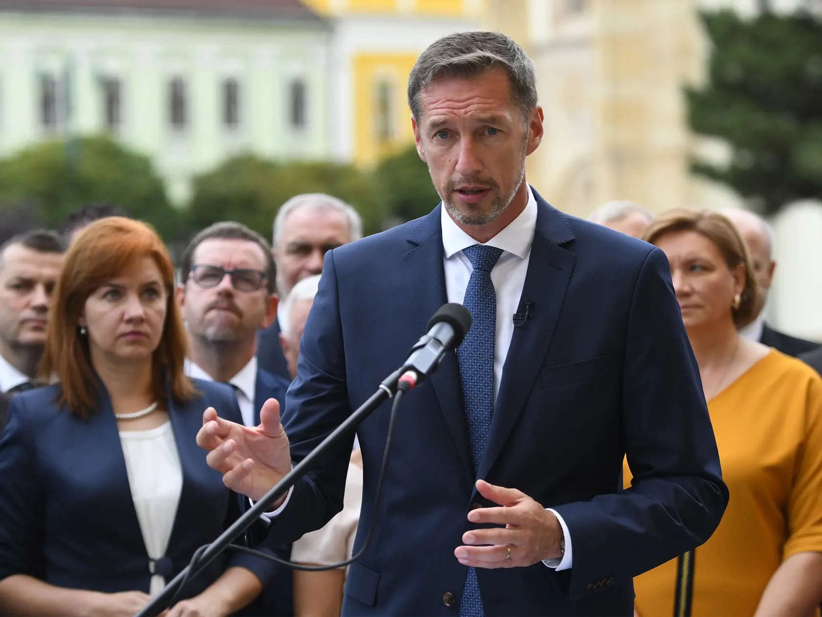 „Podľa mňa je dôležité to, aby sme hľadali zmier medzi ľuďmi, upokojovali rozhádanú spoločnosť, chránili ľudskú dôstojnosť každého, tlmili vášne a negatívne emócie a spojili sa v tom, že akékoľvek prejavy násilia a nenávisti sú neakceptovateľné,“ myslí si súčasný predseda KDH Milan Majerský.