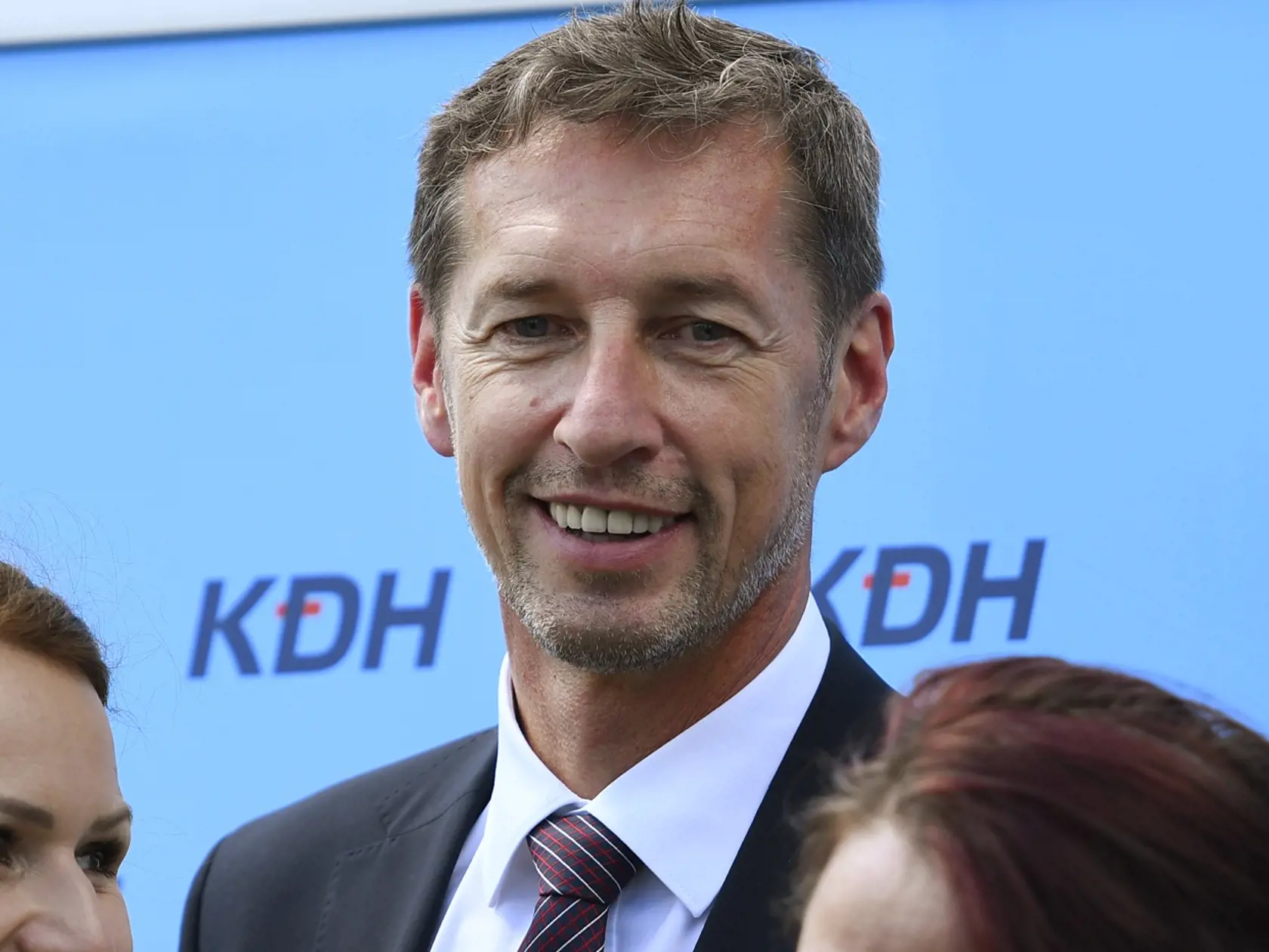 „Osobnú účasť premiéra na spomienkovom pochode na Zámockej ulici v Bratislave v tomto duchu vnímam ako prirodzenú reakciu na úkladnú vraždu dvoch mladých ľudí, zároveň ako odmietnutie prejavov násilia a nenávisti proti komukoľvek, v tomto prípade proti LGBT komunite, aj ako prejav solidarity s rodinami obetí. Premiér bol navyše jednou zo zamýšľaných obetí vraha.“ dodáva Milan Majerský.