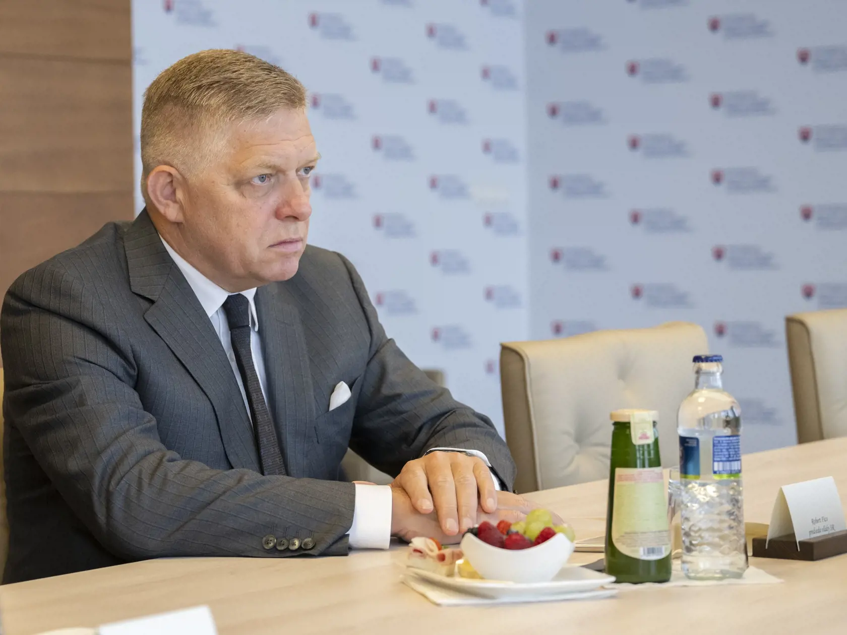 - Poslanci Národnej rady (NR) SR v stredu odmietli prijať návrh uznesenia z dielne PS o zriadení komisie na prešetrenie májového atentátu na predsedu vlády Roberta Fica (Smer-SD). Činnosť komisie mala byť zameraná aj na prevenciu ďalších útokov na ústavných činiteľov a iné verejne činné osoby.