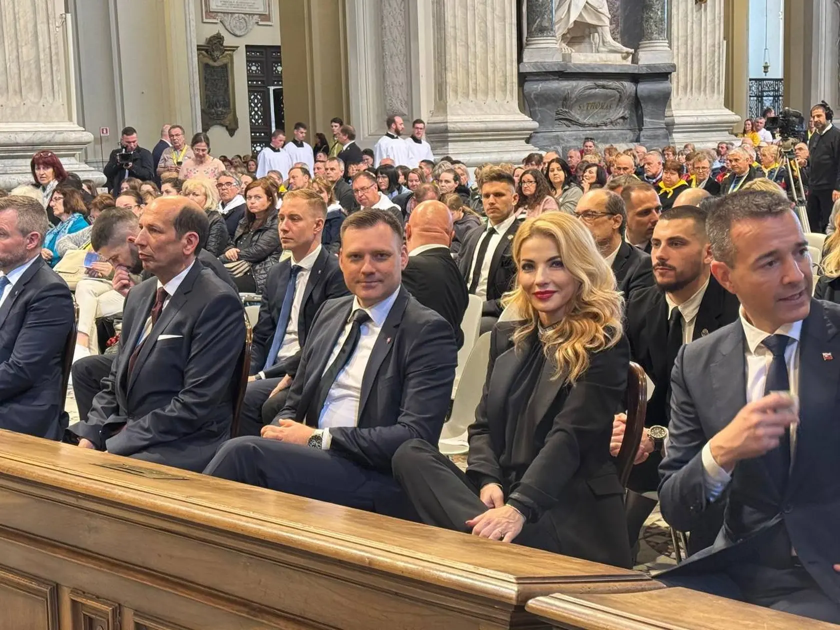 Známe tváre zo slovenskej politiky  v Bazilike svätého Jána v Lateráne (San Giovanni in Laterano) v Ríme. Ministri Tomáš Taraba, Tomáš Drucker mali miesto po boku Martiny Šimkovičovej.Celkom vľavo vidieť prezidenta Petra Pellegriniho.
