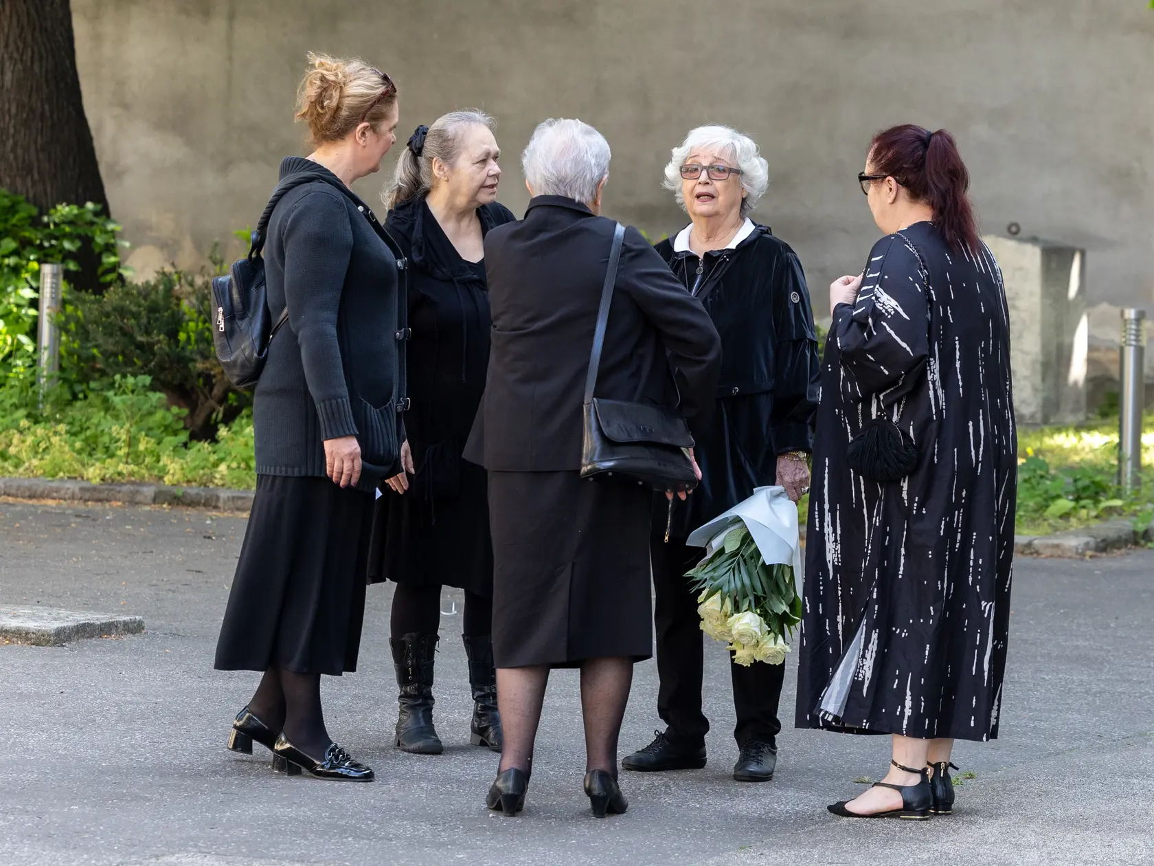 Rozlúčka s Danielou Kovárovou, manželkou herca Františka Kovára. Na snímke spredu Božidara Turzonovová.