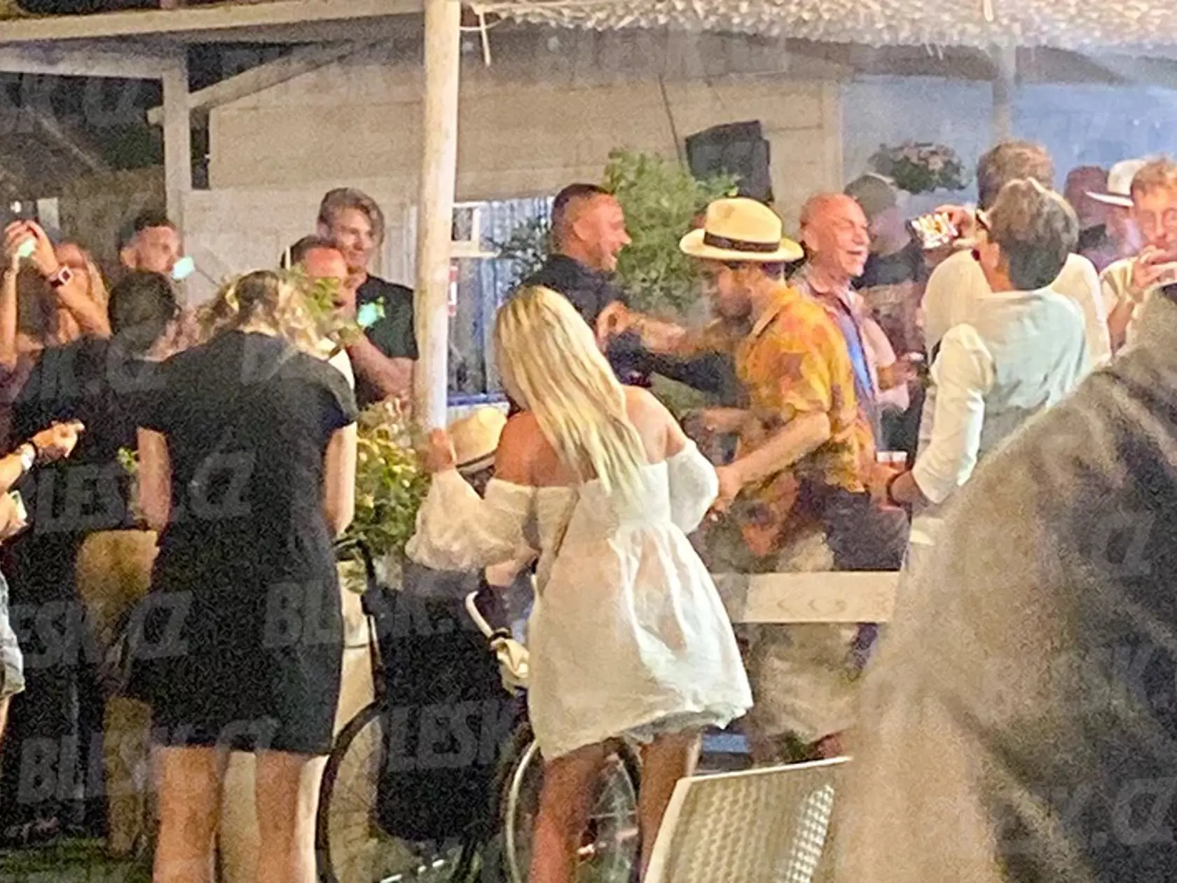 Svadba Aničky Polívkovej na romantickej pláži v Taliansku.