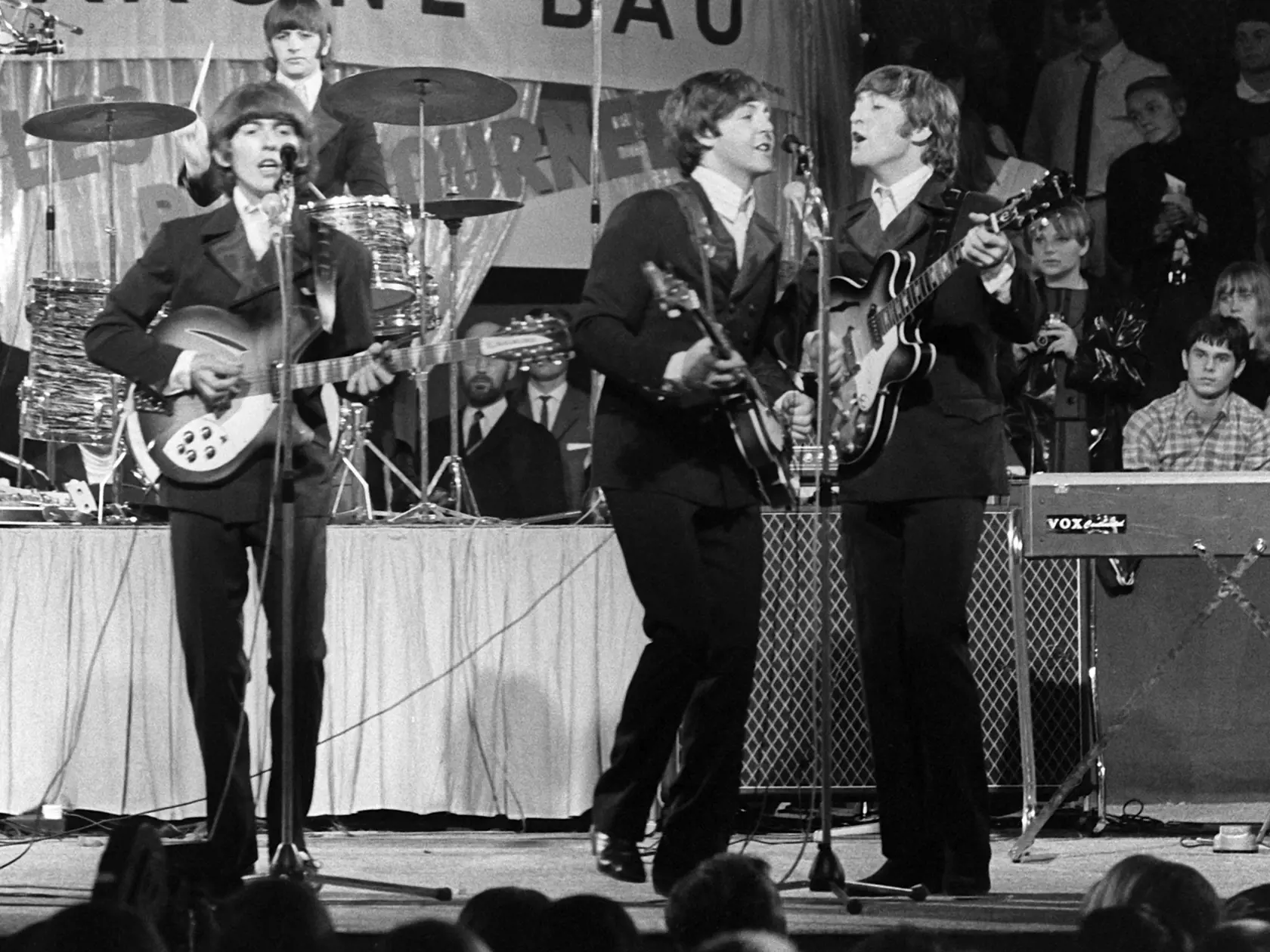 WA 47 archív Mníchov - Na archívnej snímke z 24. júna 1966 členovia britského rockandrollového kvarteta The Beatles zľava George Harrison, Ringo Starr, Paul McCartney a John Lennon vystupujú v Mníchove. Fanúšikovia skupiny The Beatles privítali zverejnenie doteraz neznámych filmových záberov z jej turné po Japonsku. Stalo sa tak po tvrdom súdnom spore o toto 35-minútové video, informovala v pondelok 3. októbra 2022 tlačová agentúra AFP. Predmetný čiernobiely materiál bez zvuku zachytáva britské 