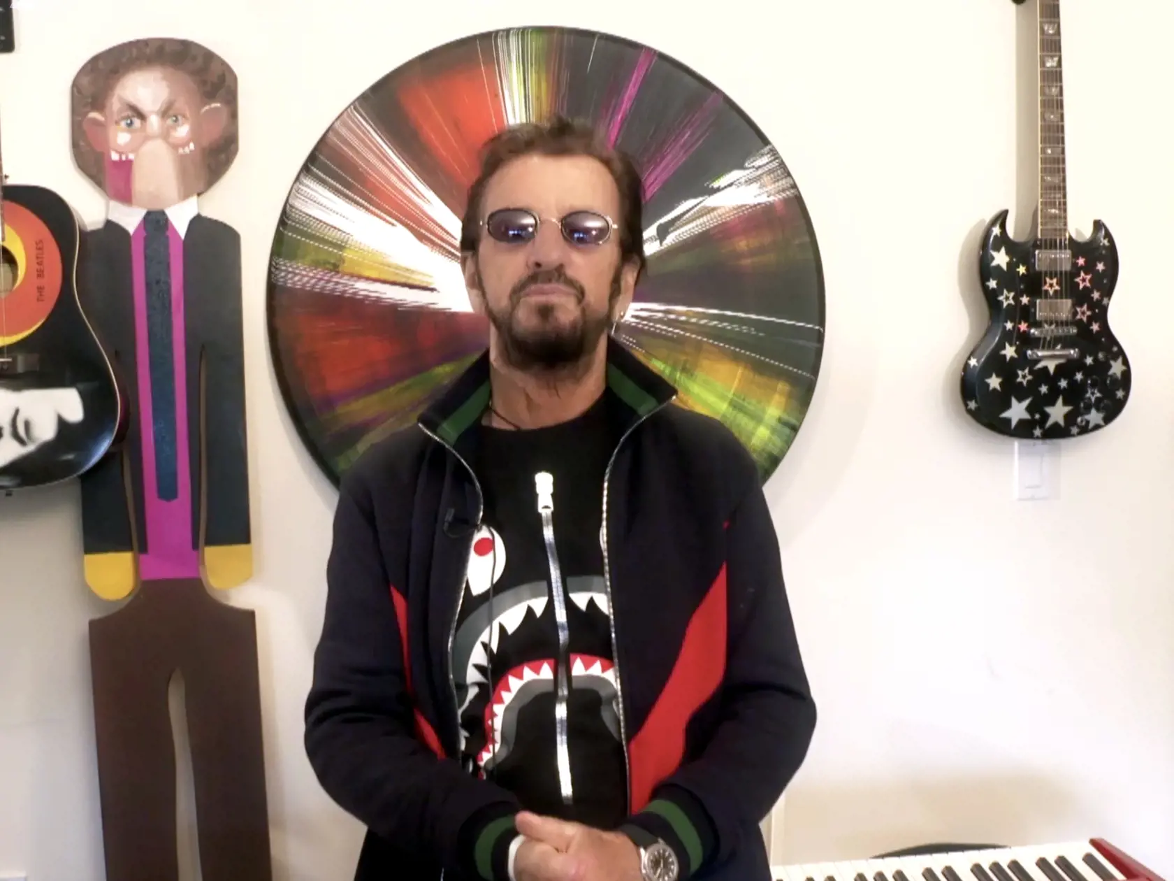 Ringo Starr do starého železa rozhodne nepatrí.
